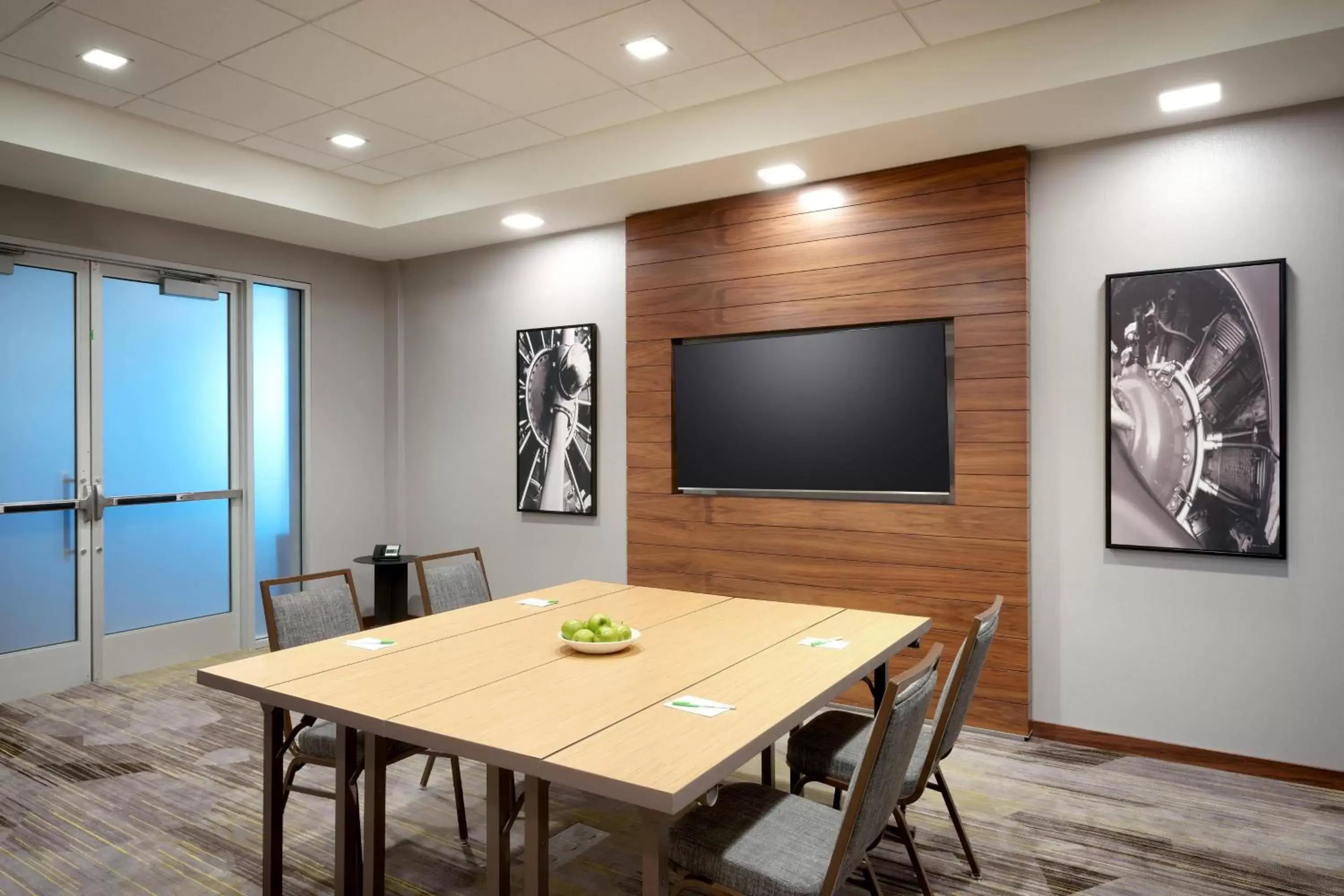 Meeting/conference room, TV/Entertainment Center in Courtyard by Marriott Los Angeles LAX/Hawthorne