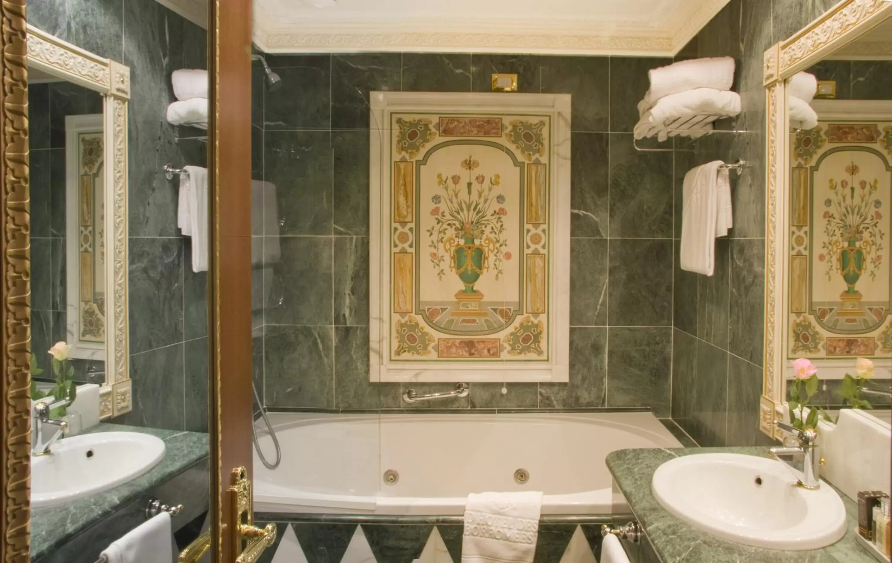 Bathroom in Grand Hotel des Iles Borromées & SPA