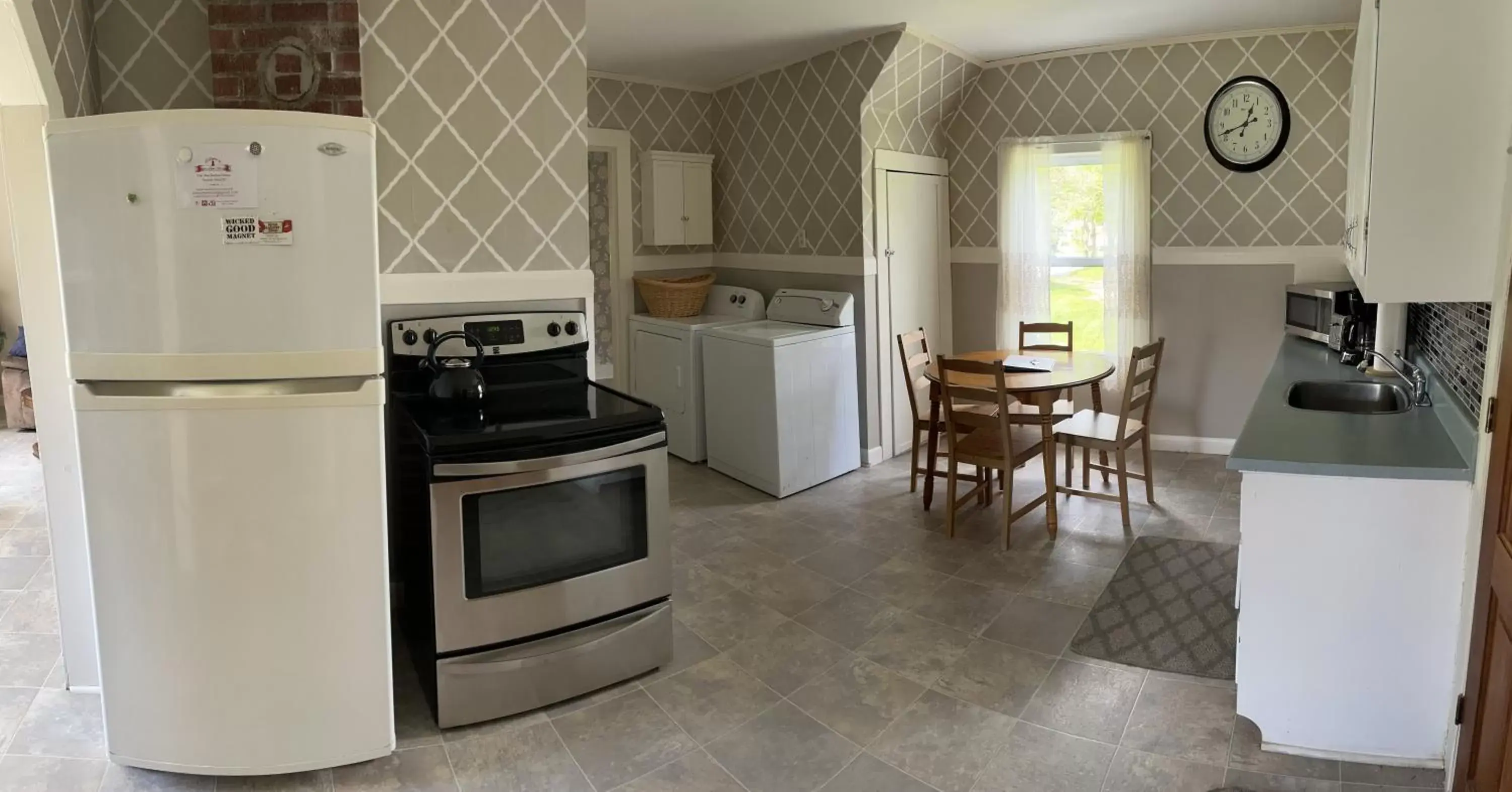 Kitchen/Kitchenette in Alma Shore Lane Suites & Cottages