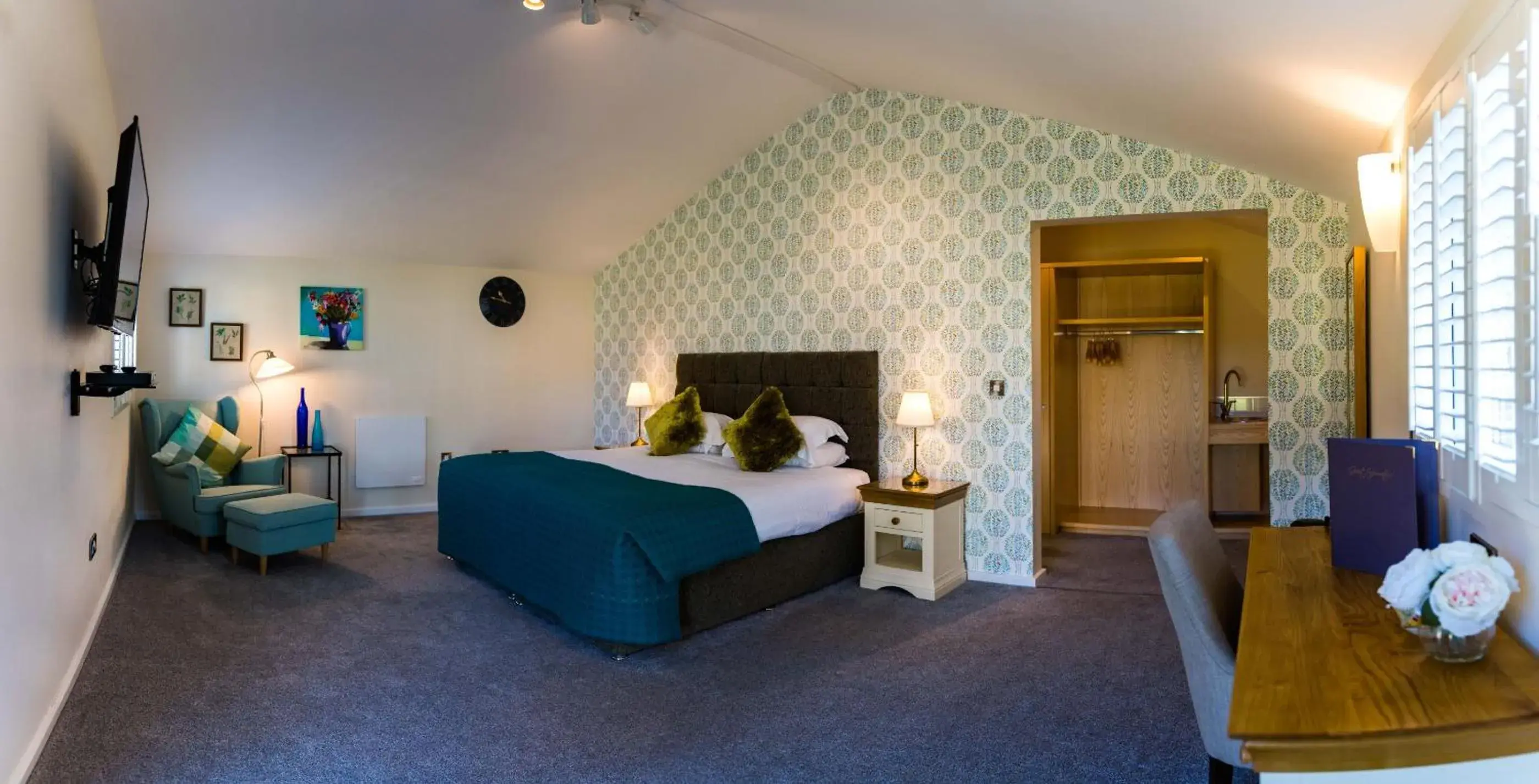 Photo of the whole room, Bed in Manor Court Hotel
