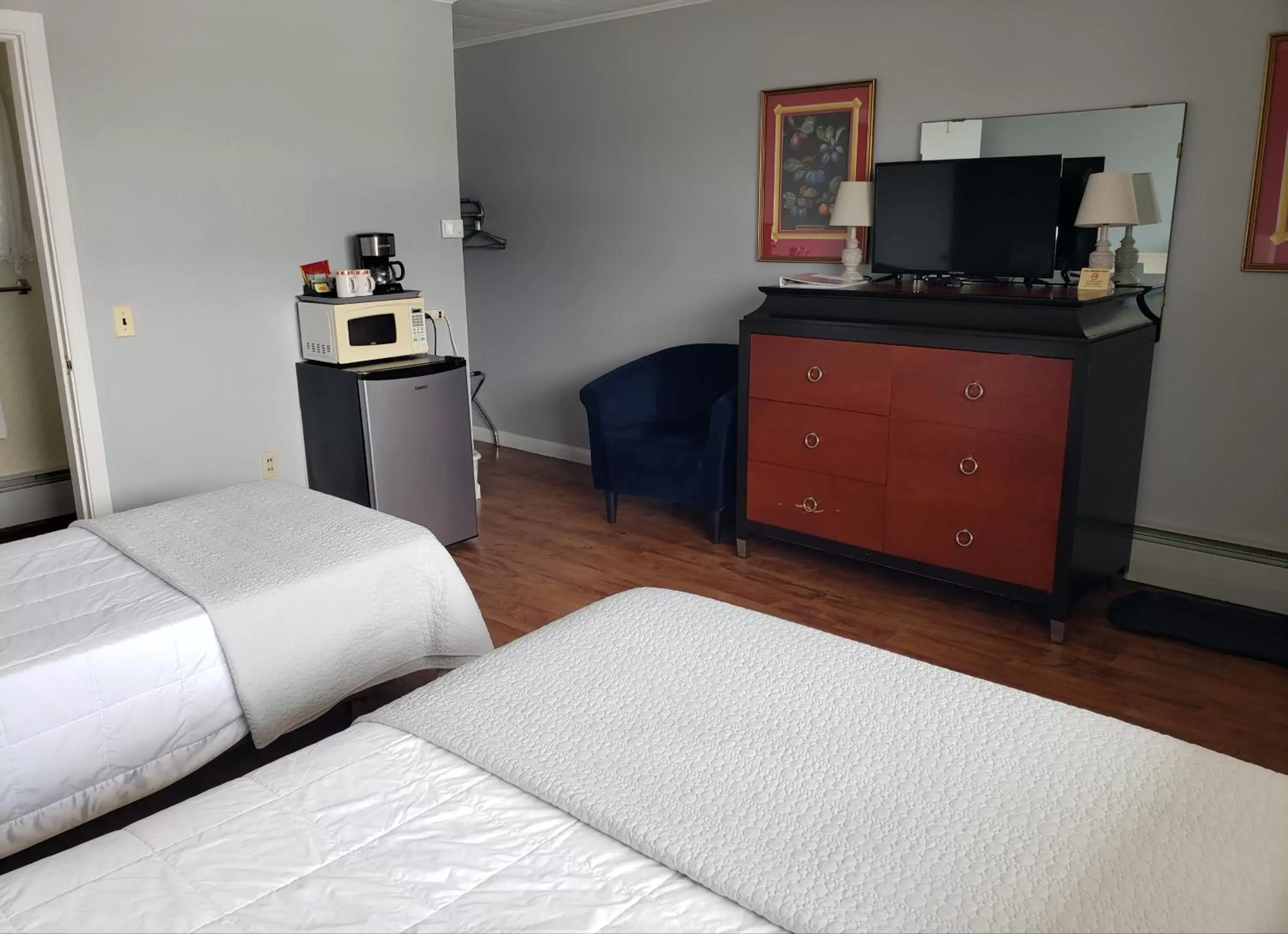 Bed, TV/Entertainment Center in The Eastland Motel