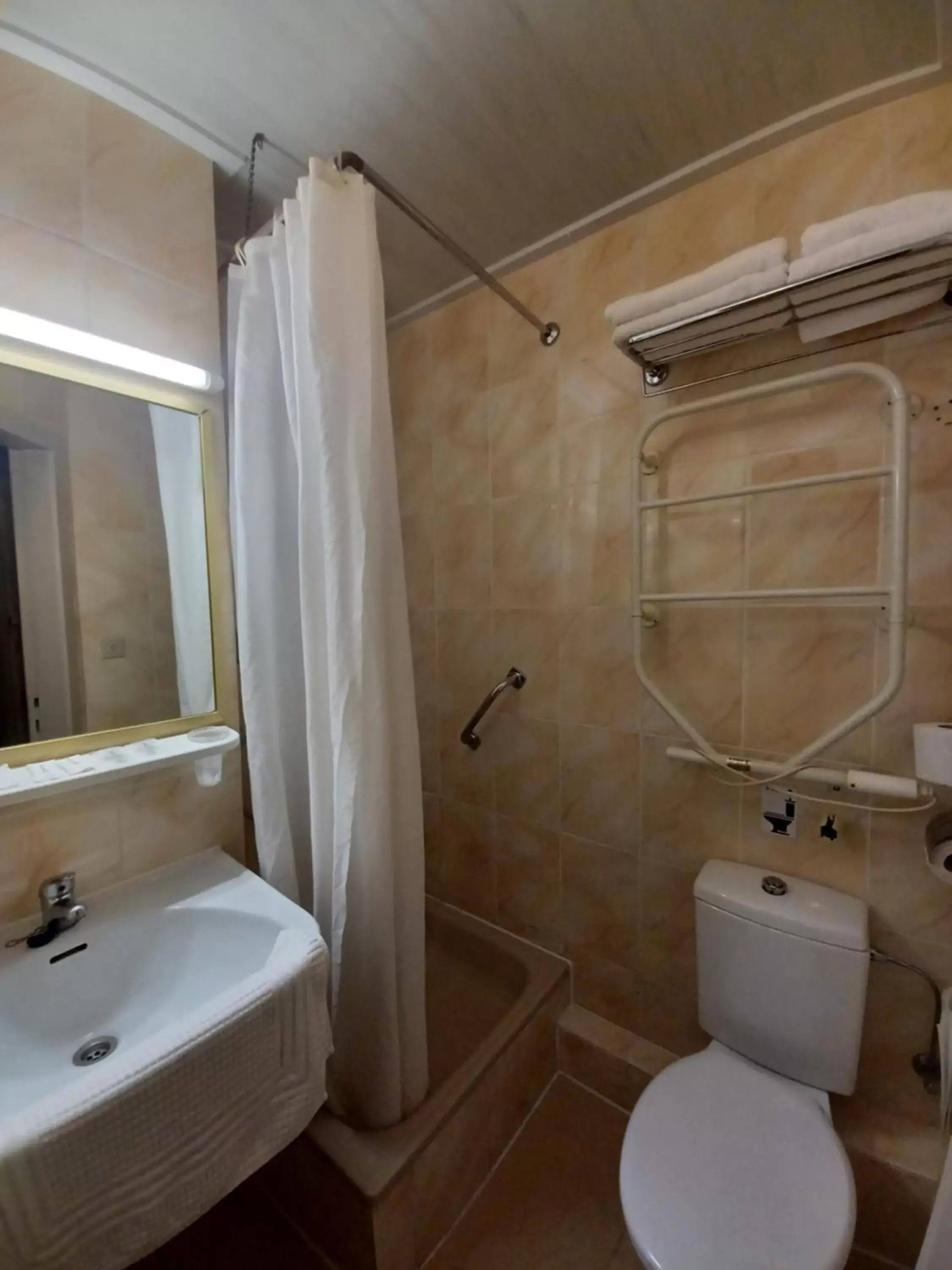Shower, Bathroom in Hotel Koffieboontje