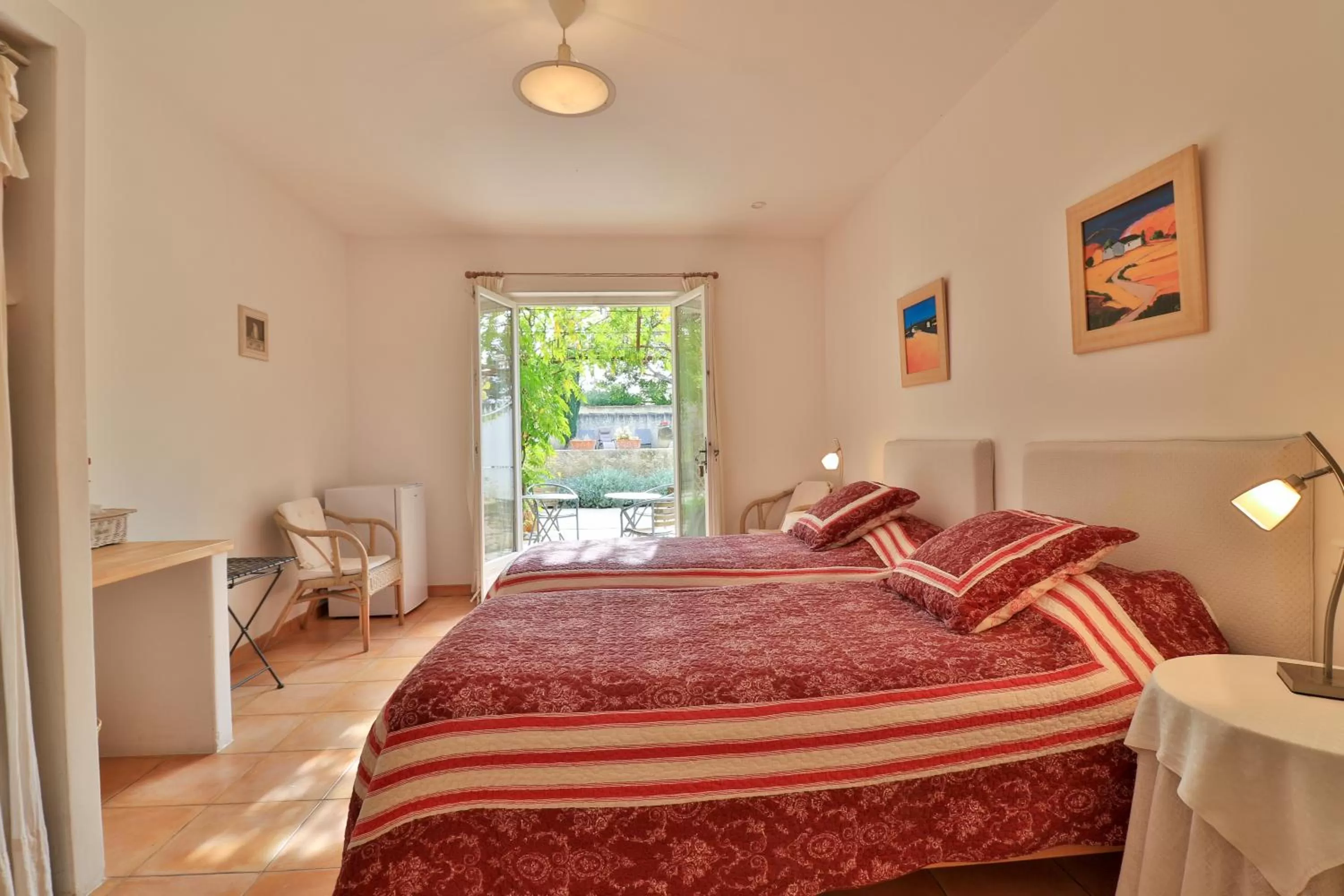 Photo of the whole room, Bed in Mas des Tourterelles