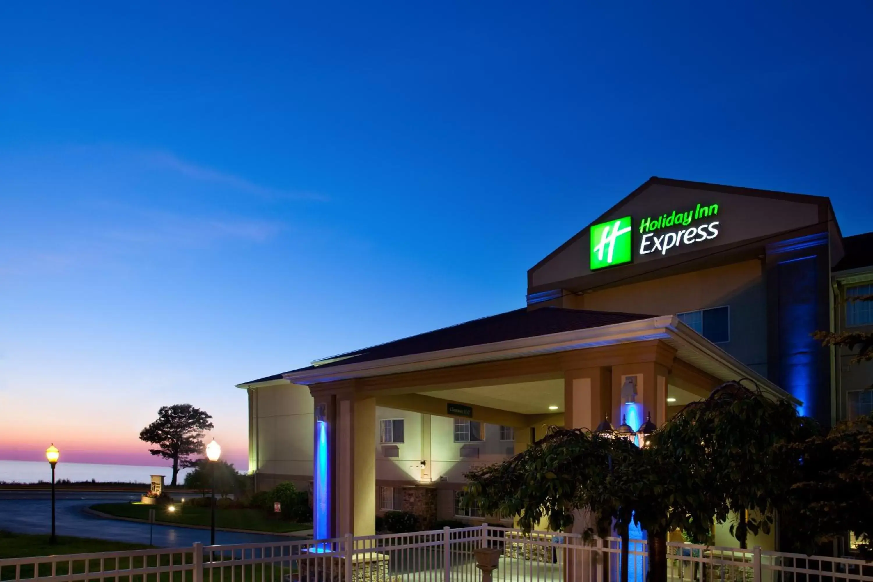 Property Building in Holiday Inn Express Hotel & Suites-Saint Joseph, an IHG Hotel