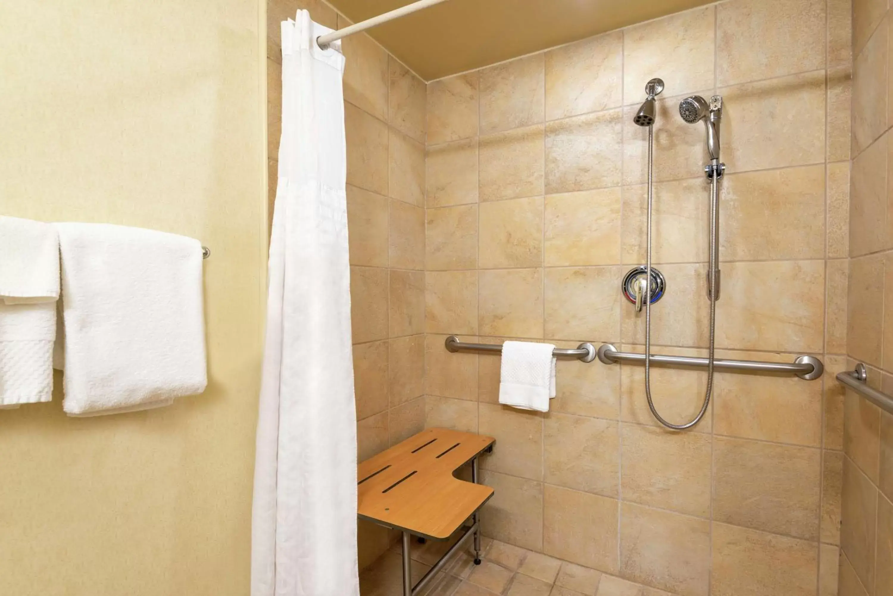 Bathroom in DoubleTree by Hilton Hotel Grand Rapids Airport Bathroom in DoubleTree by Hilton Hotel Grand Rapids Airport