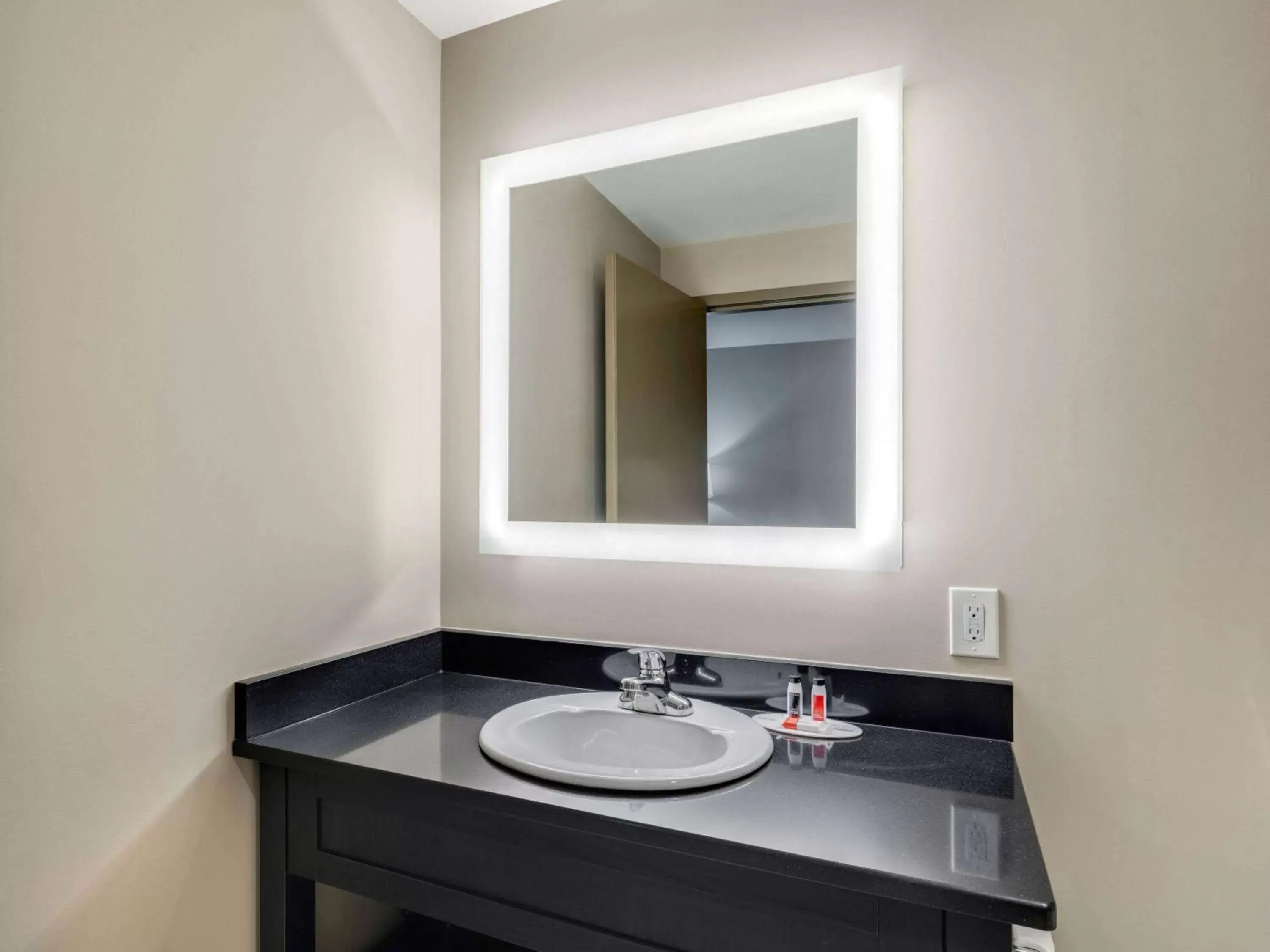 TV and multimedia, Bathroom in Super 8 by Wyndham Moosonee