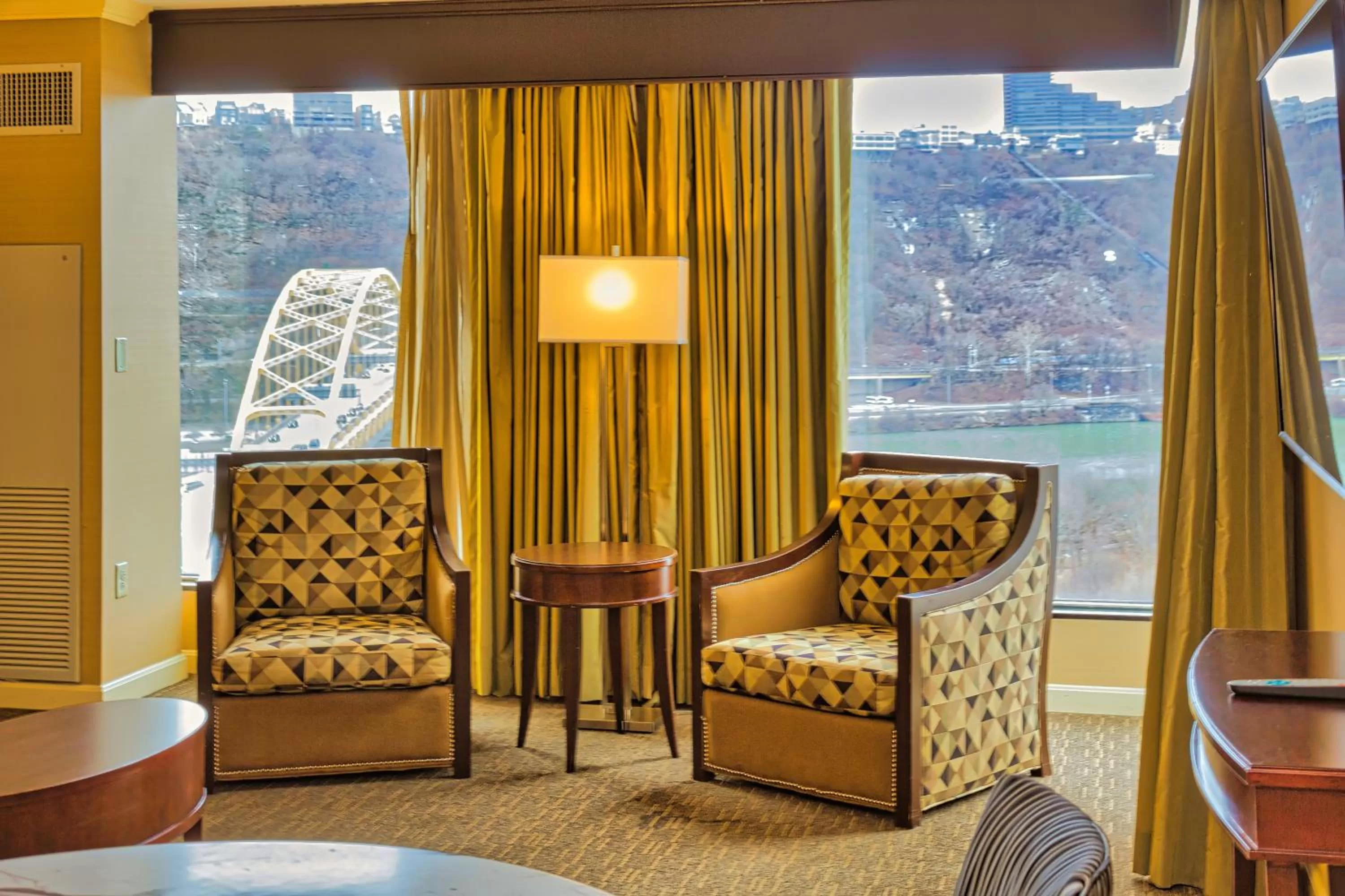 Living room in Wyndham Grand Pittsburgh