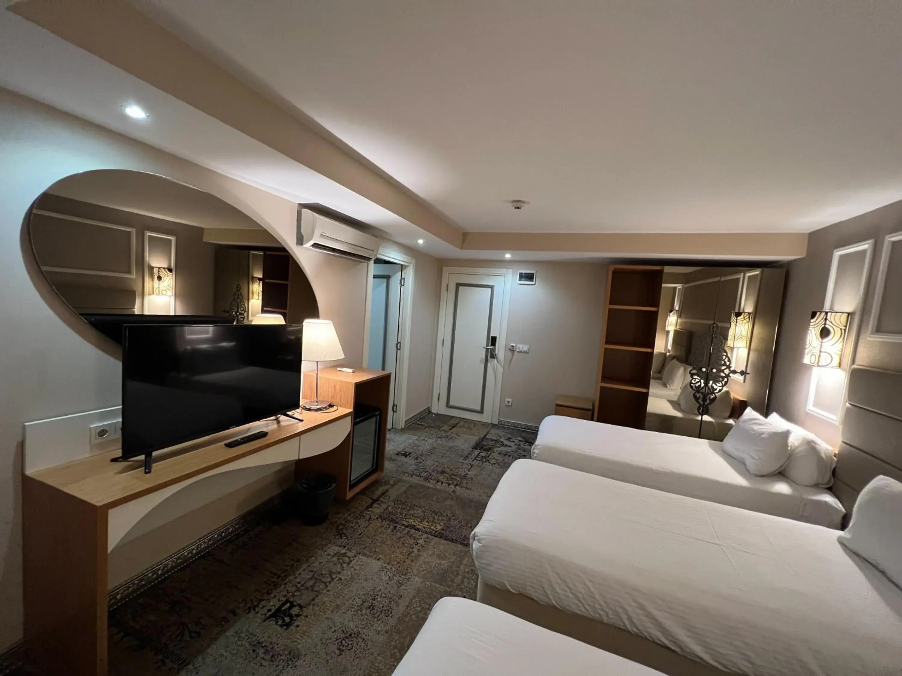 Bedroom, TV/Entertainment Center in All Seasons Hotel