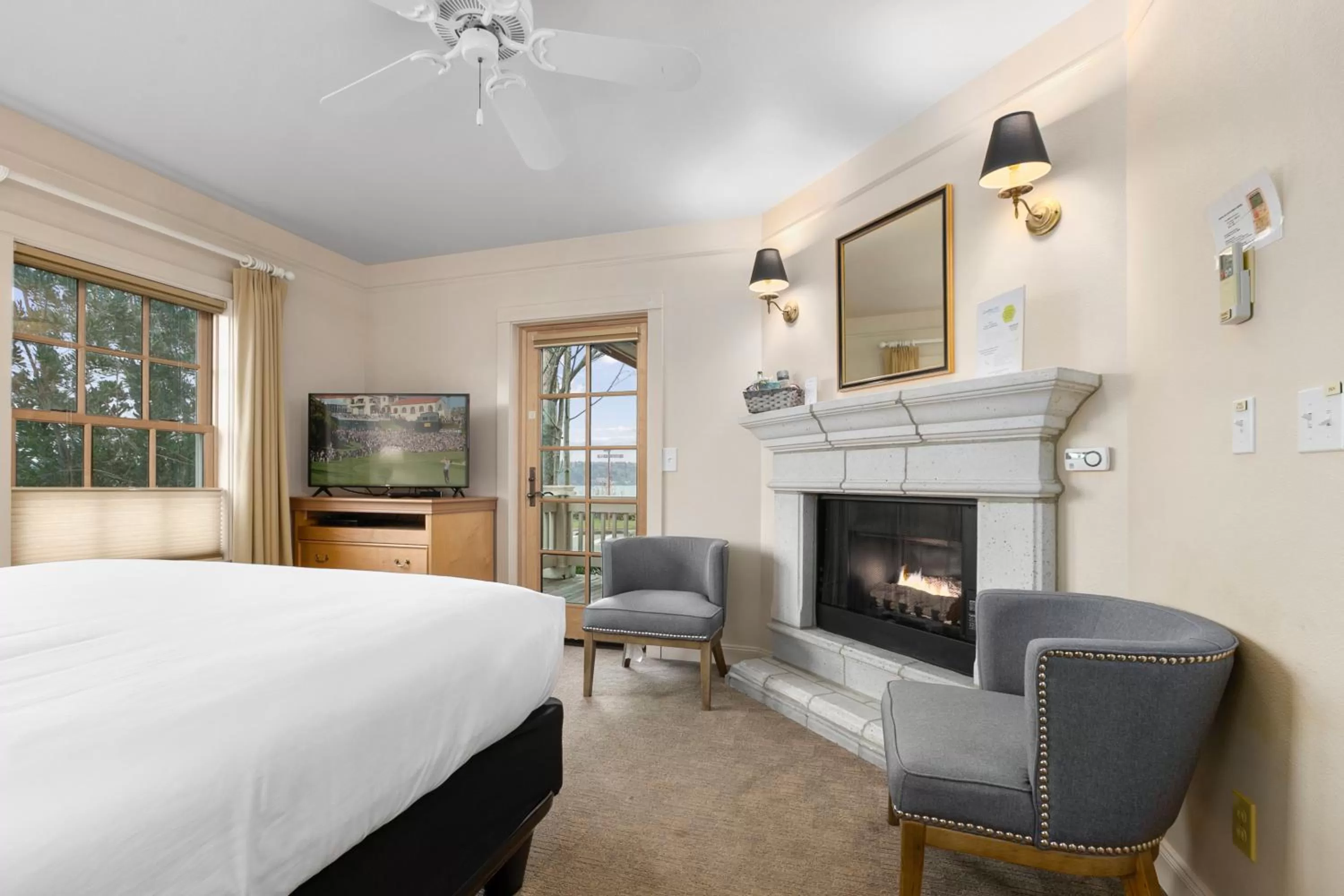 Photo of the whole room, Bed in Saratoga Inn