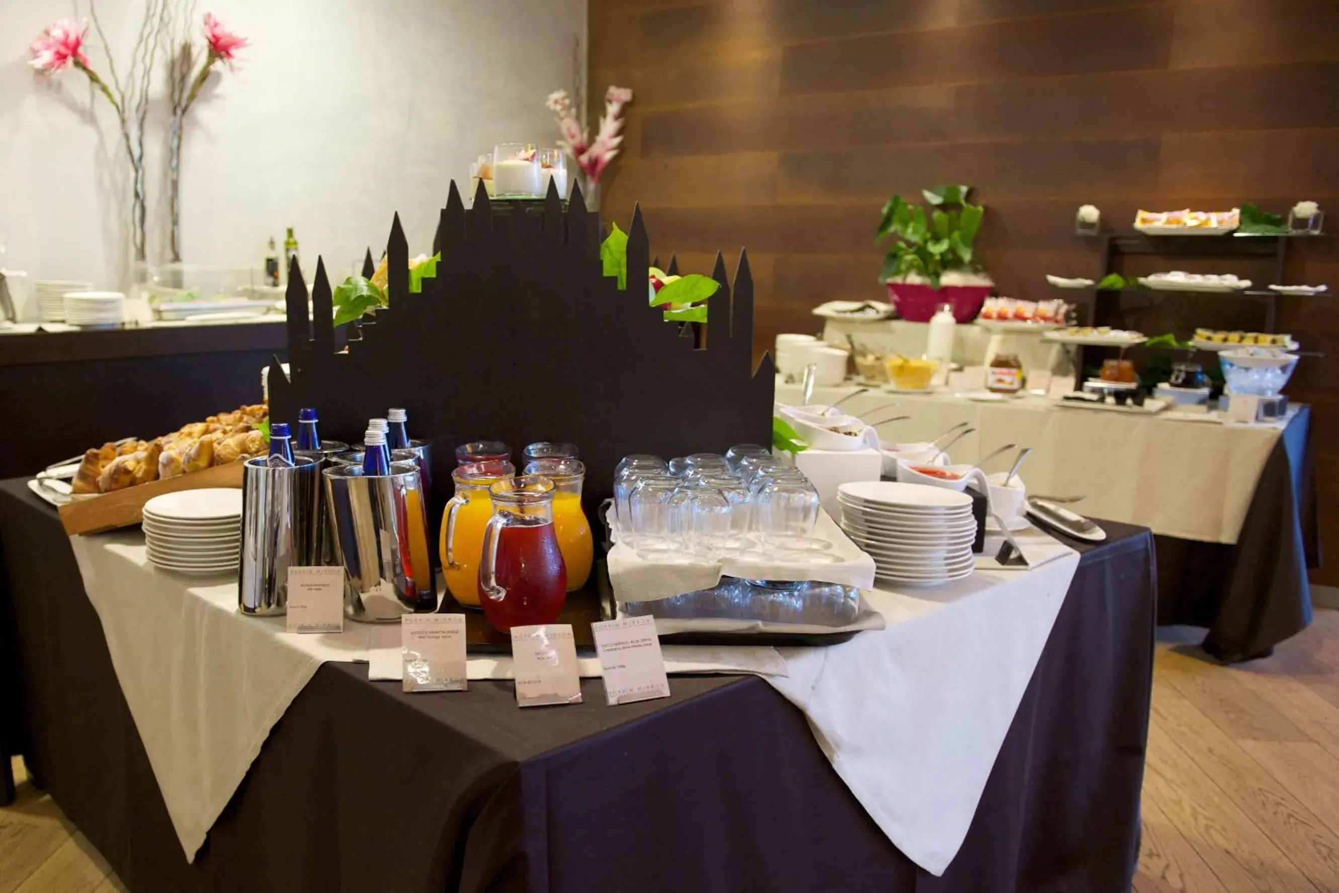 Buffet breakfast, Restaurant/Places to Eat in The Hub Hotel