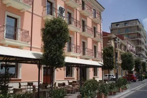 Patio, Property Building in Palazzo Foti Hotel