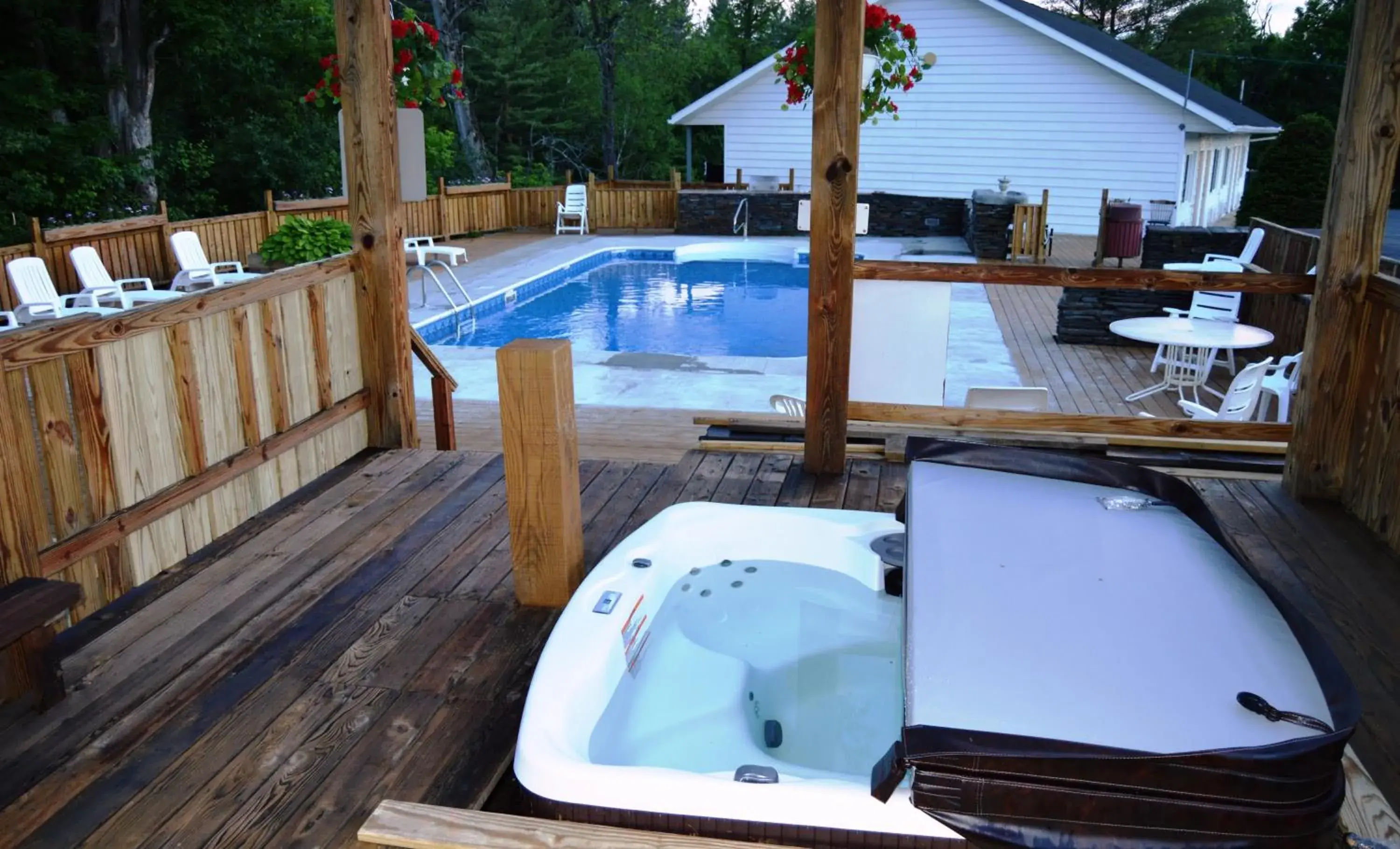 Hot Tub, Swimming Pool in Hollow Inn and Motel