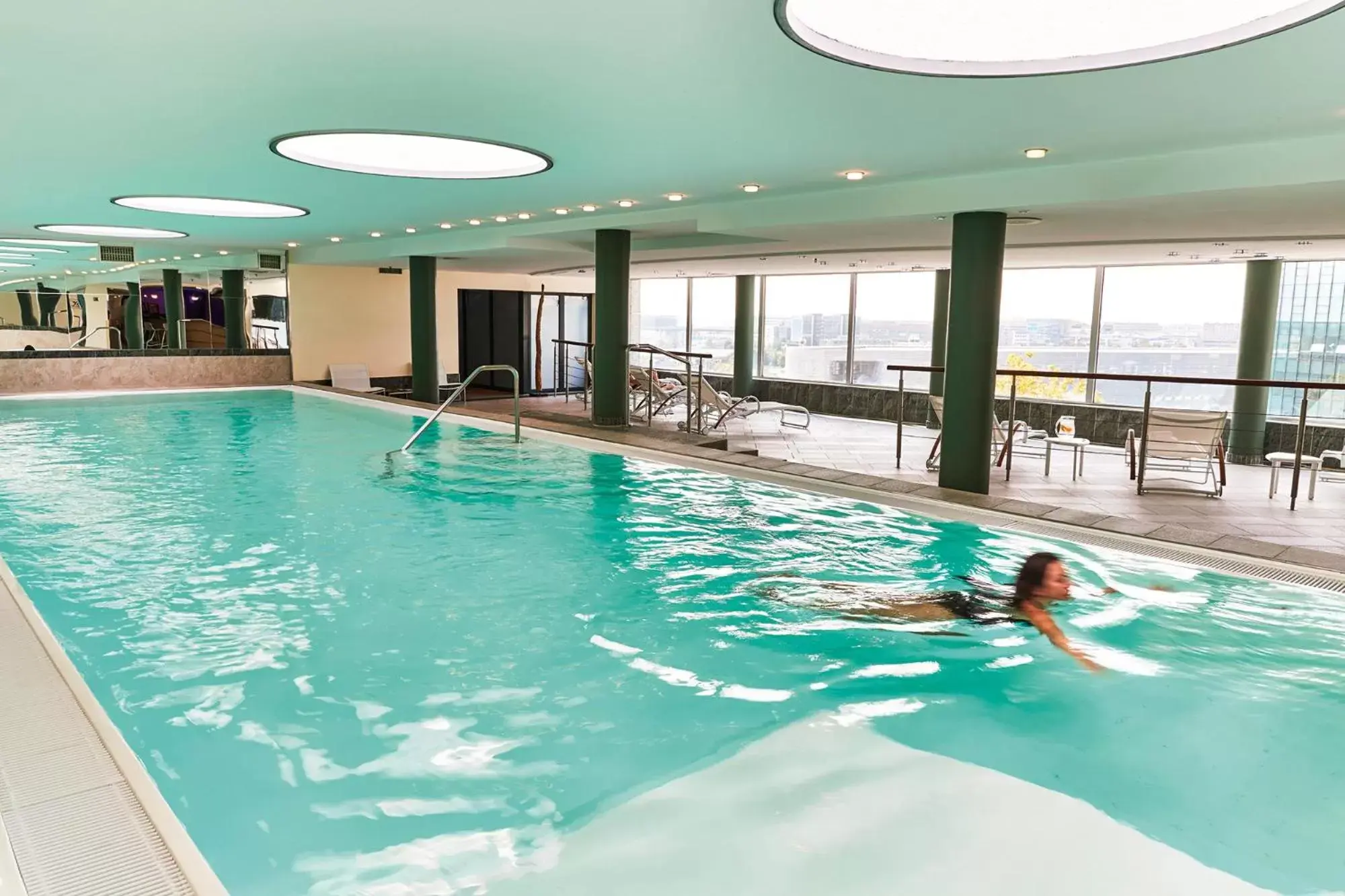 Swimming Pool in Steigenberger Airport Hotel Frankfurt