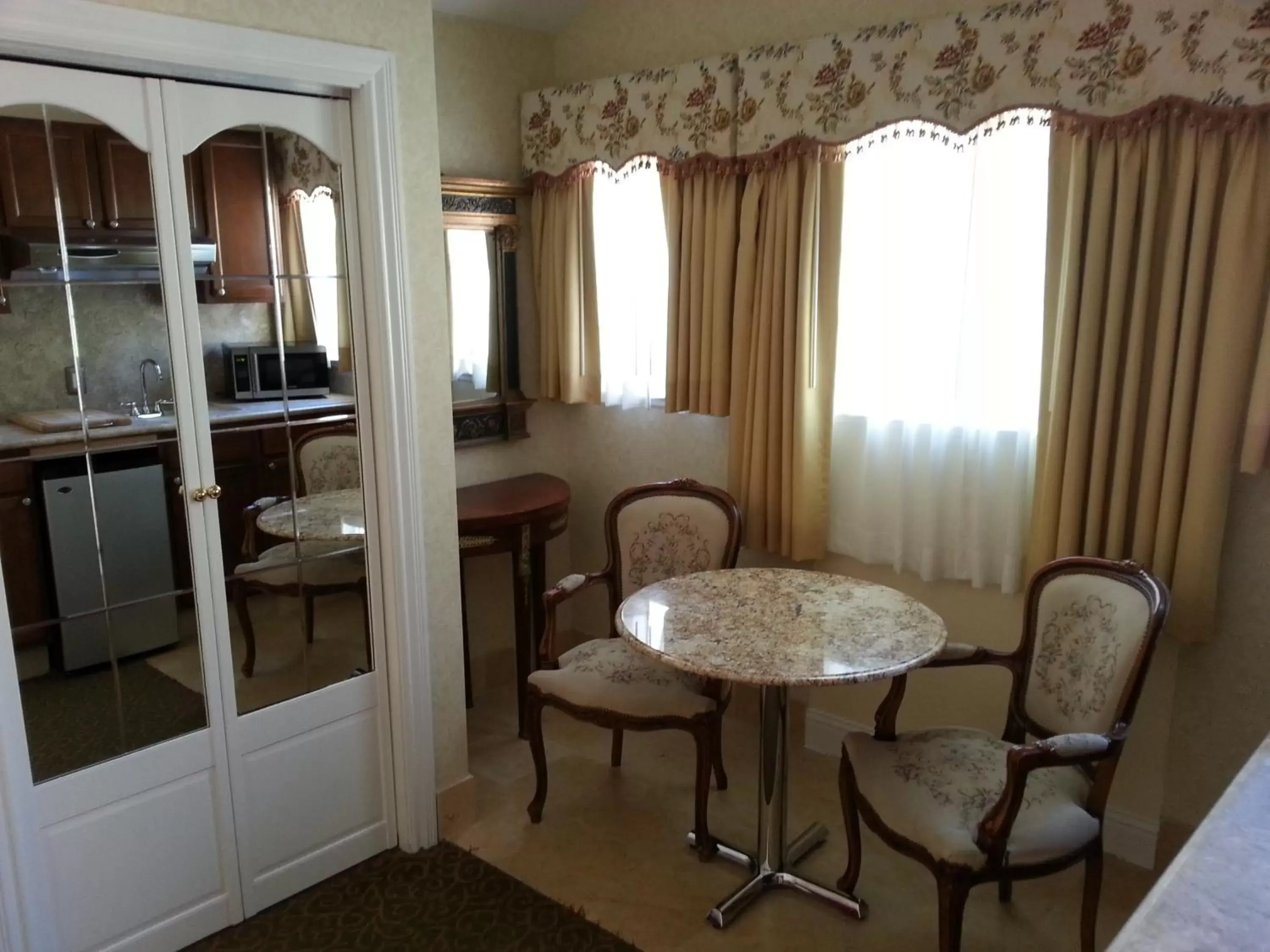Seating Area in The Vendange Carmel Inn & Suites