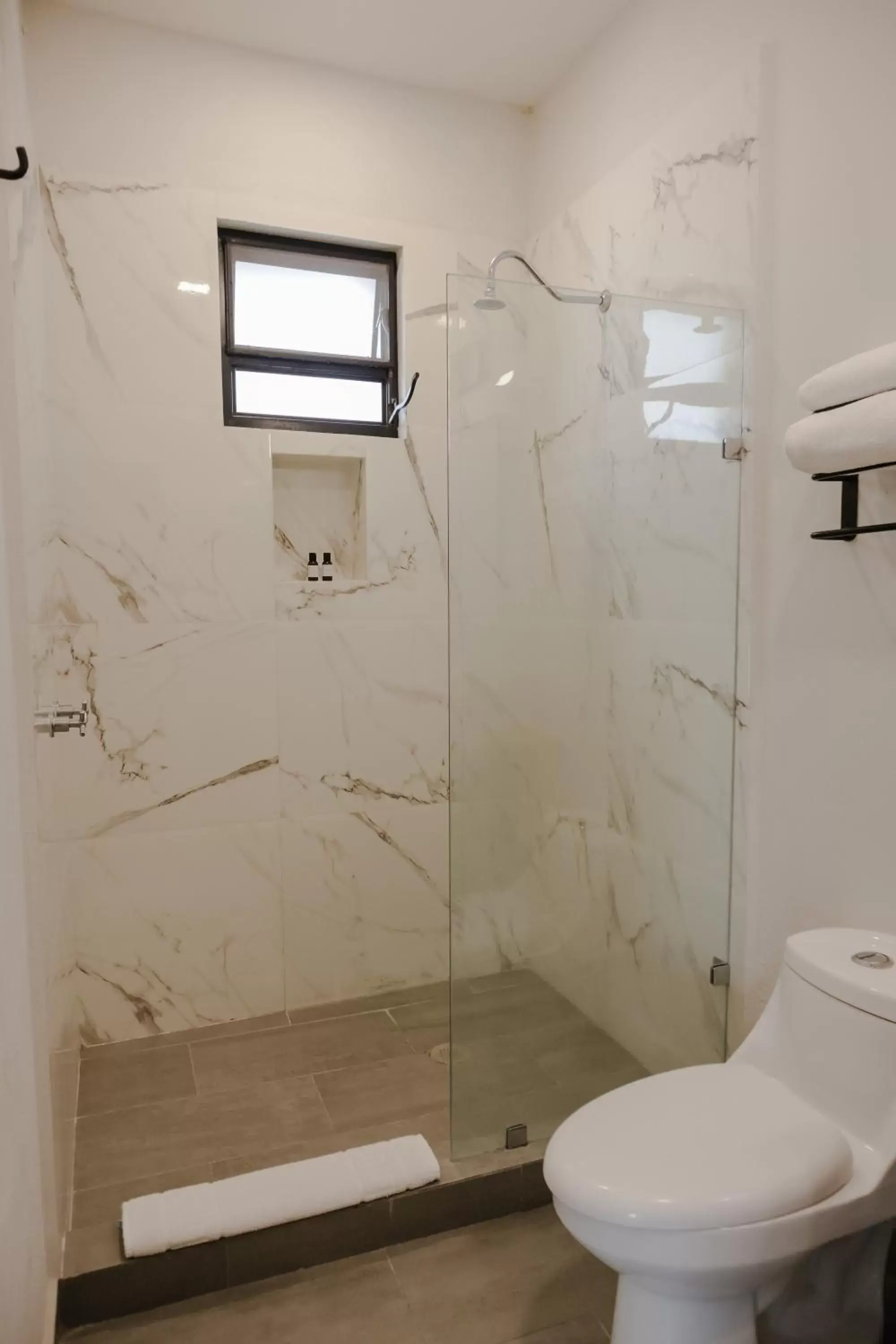 Shower, Bathroom in Hotel Maria Bonita