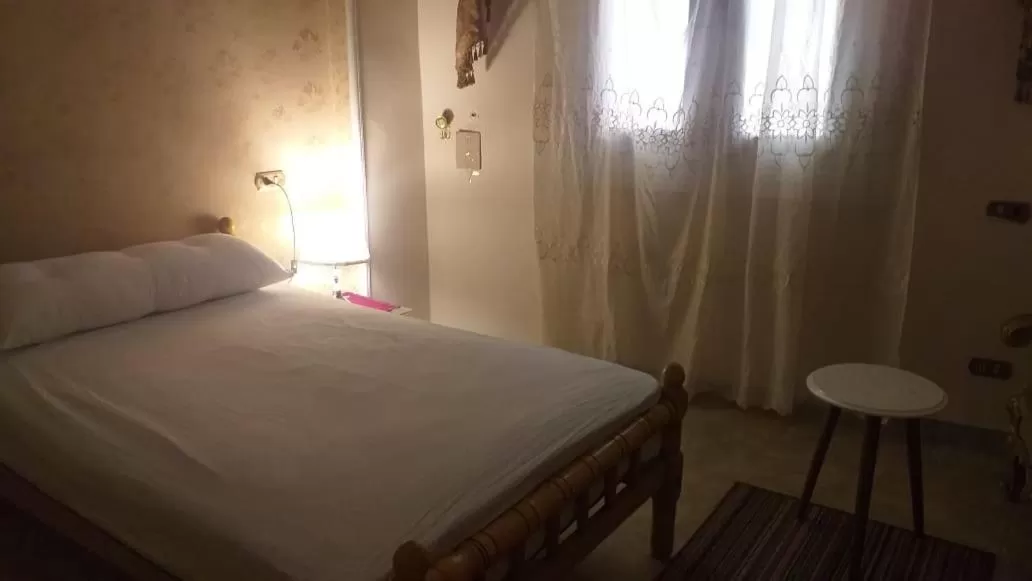 Bed in pyramid Giza city inn