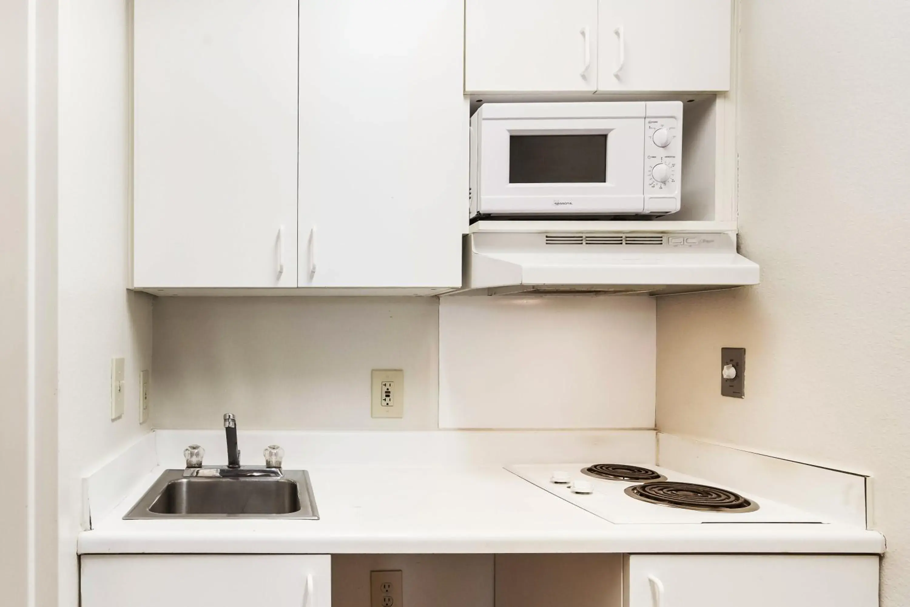 Photo of the whole room, Kitchen/Kitchenette in HomeTowne Studios by Red Roof Colorado Springs - Airport