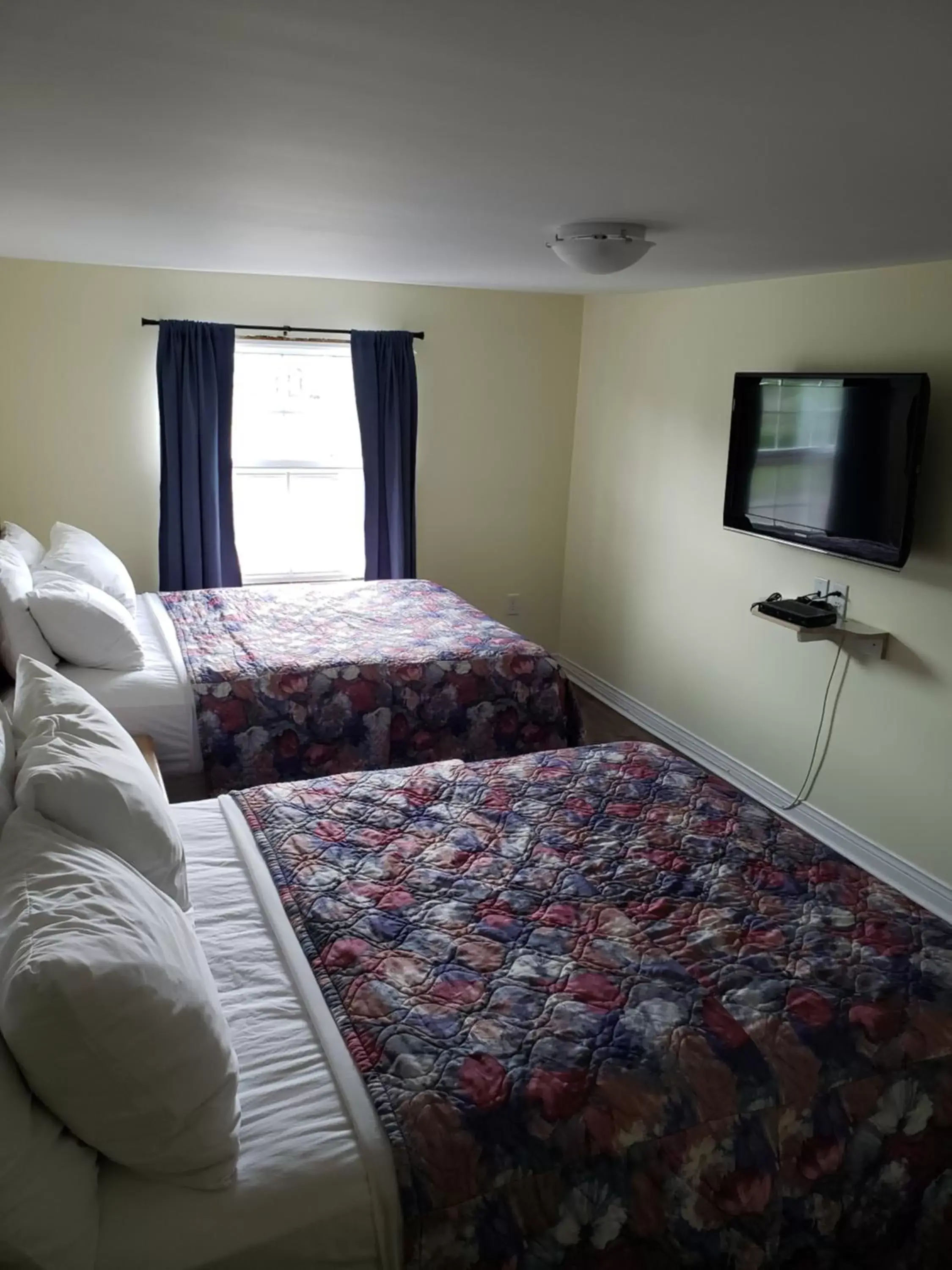 Bed in Homeward Inns of Canada