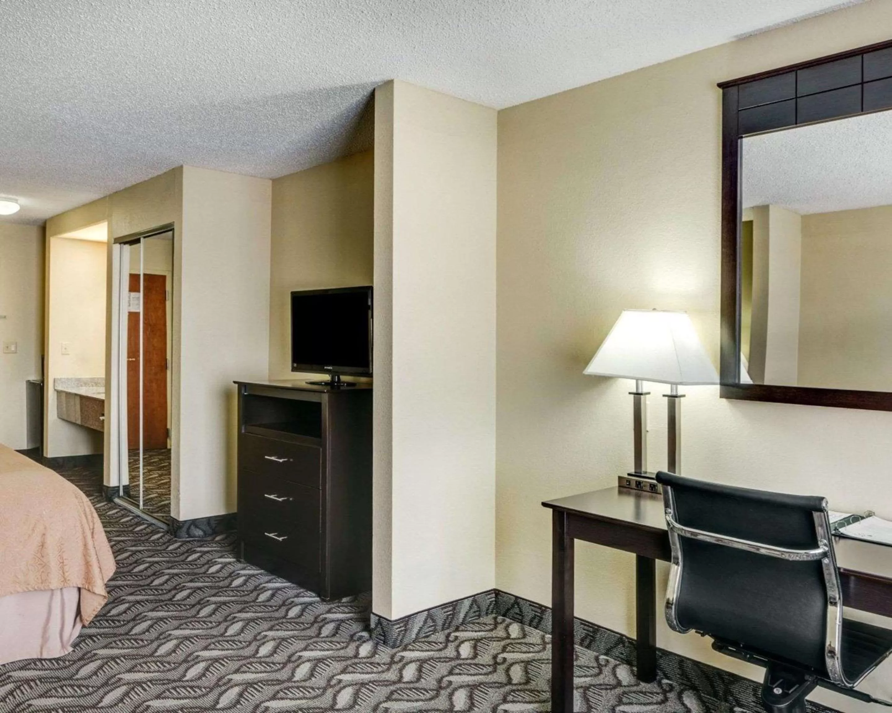 Photo of the whole room, Bed in Quality Suites Baton Rouge East - Denham Springs