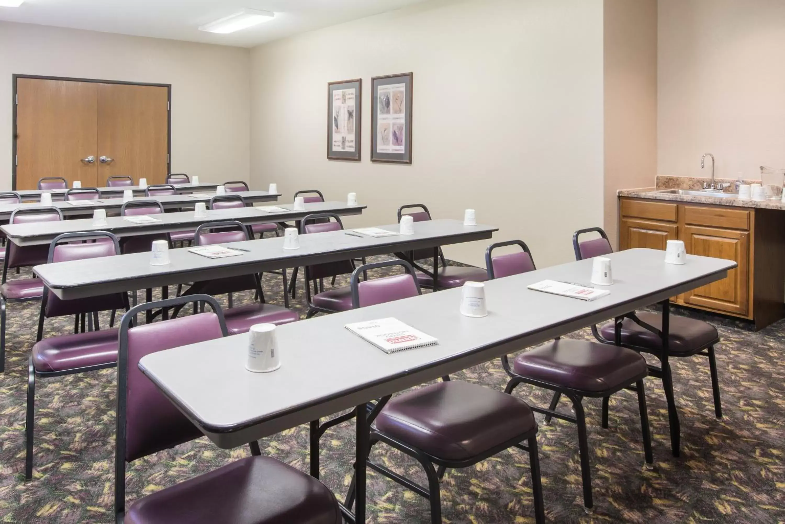 Meeting/conference room in Super 8 by Wyndham Iola KS