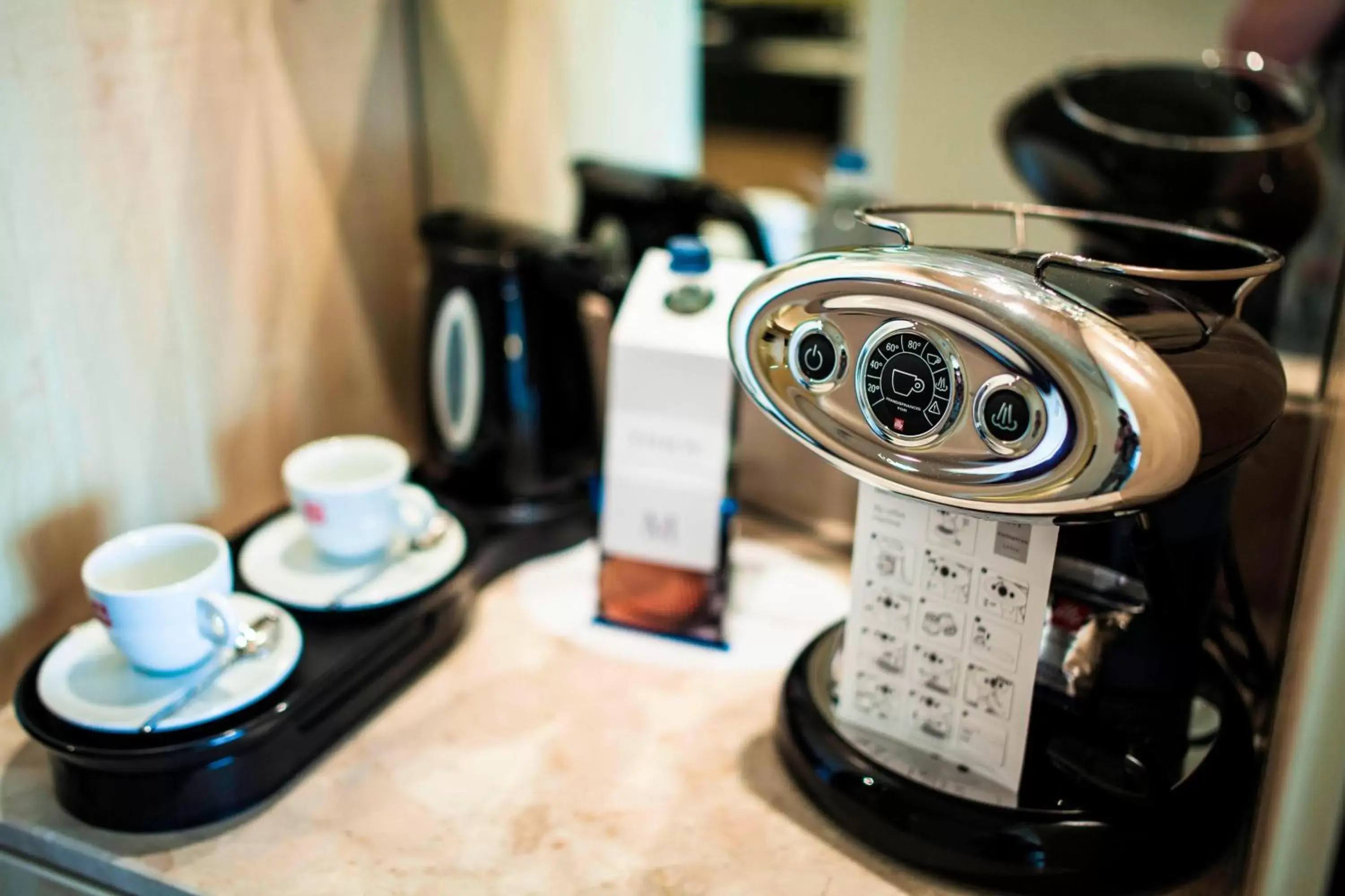 Photo of the whole room, Coffee/Tea Facilities in Rotterdam Marriott Hotel