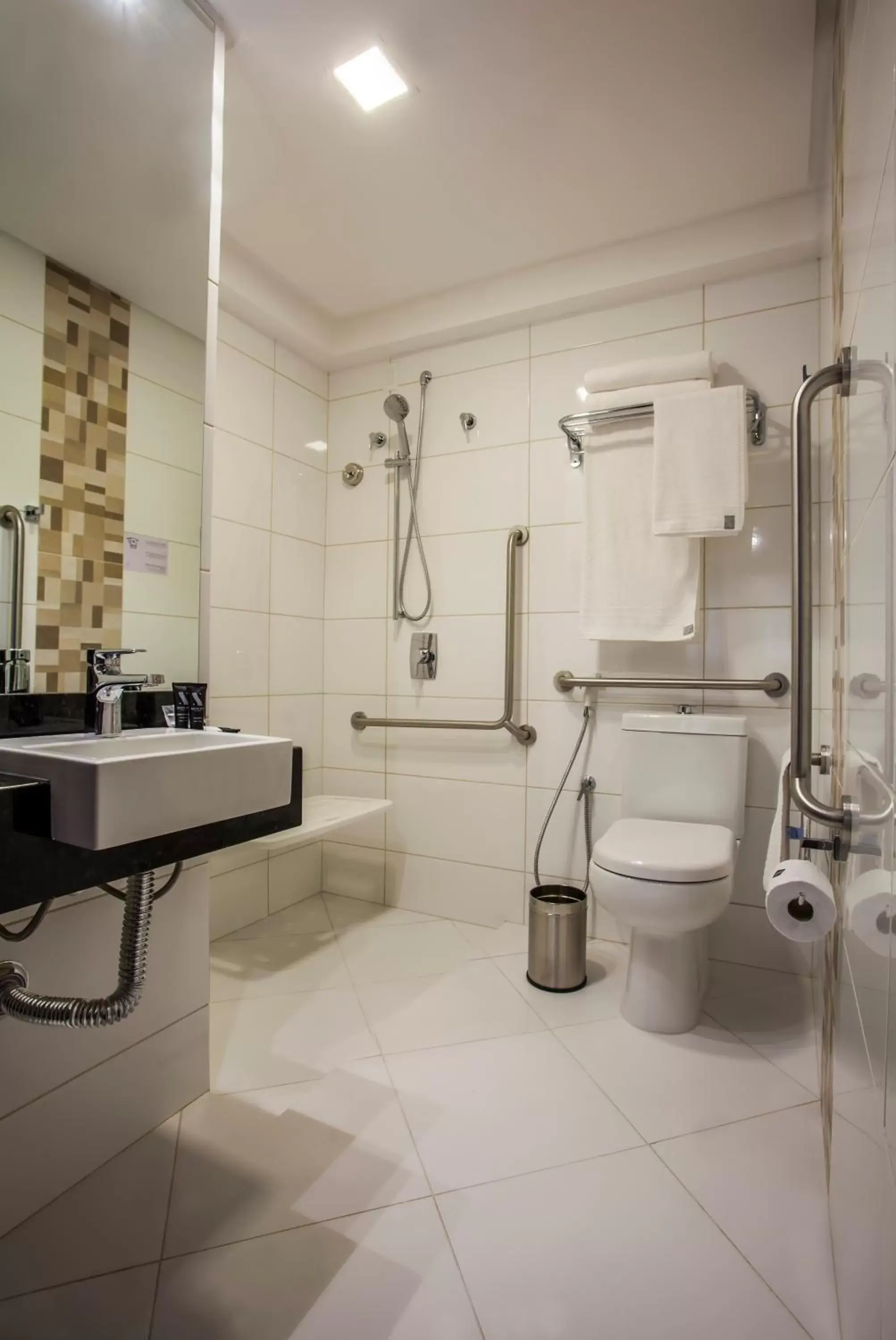 Facility for disabled guests, Bathroom in Santa Inn Hotel