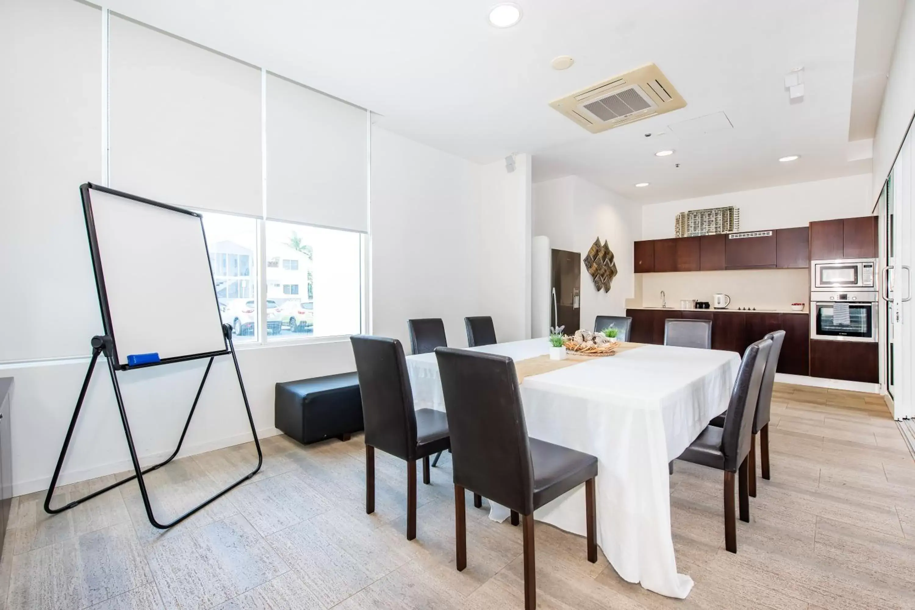 Business facilities, Dining Area in Lanai Riverside Apartments