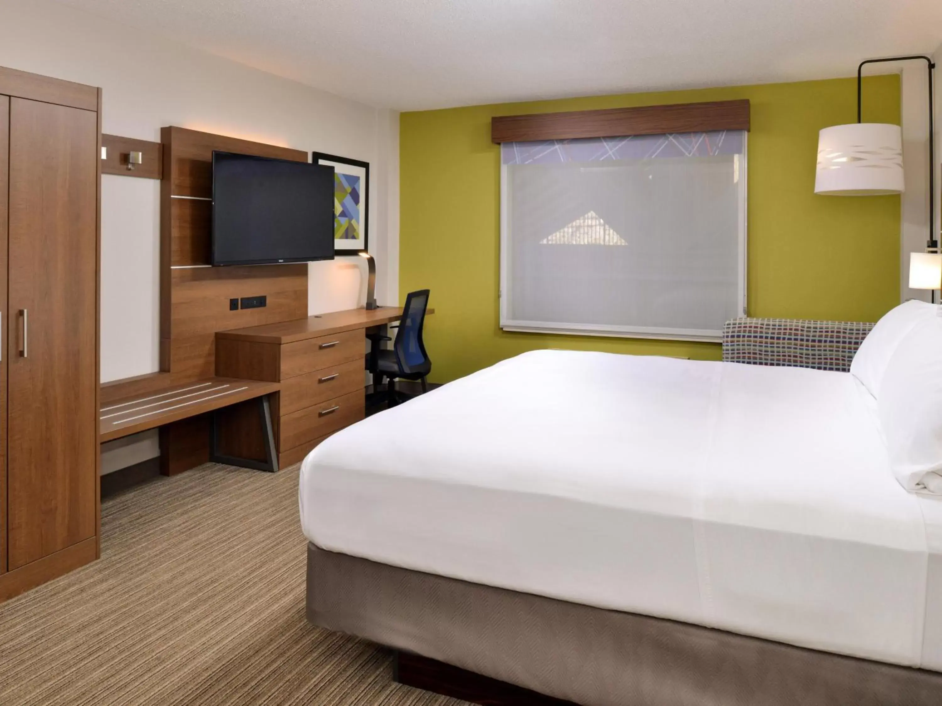Bed in Holiday Inn Express Blowing Rock South, an IHG Hotel