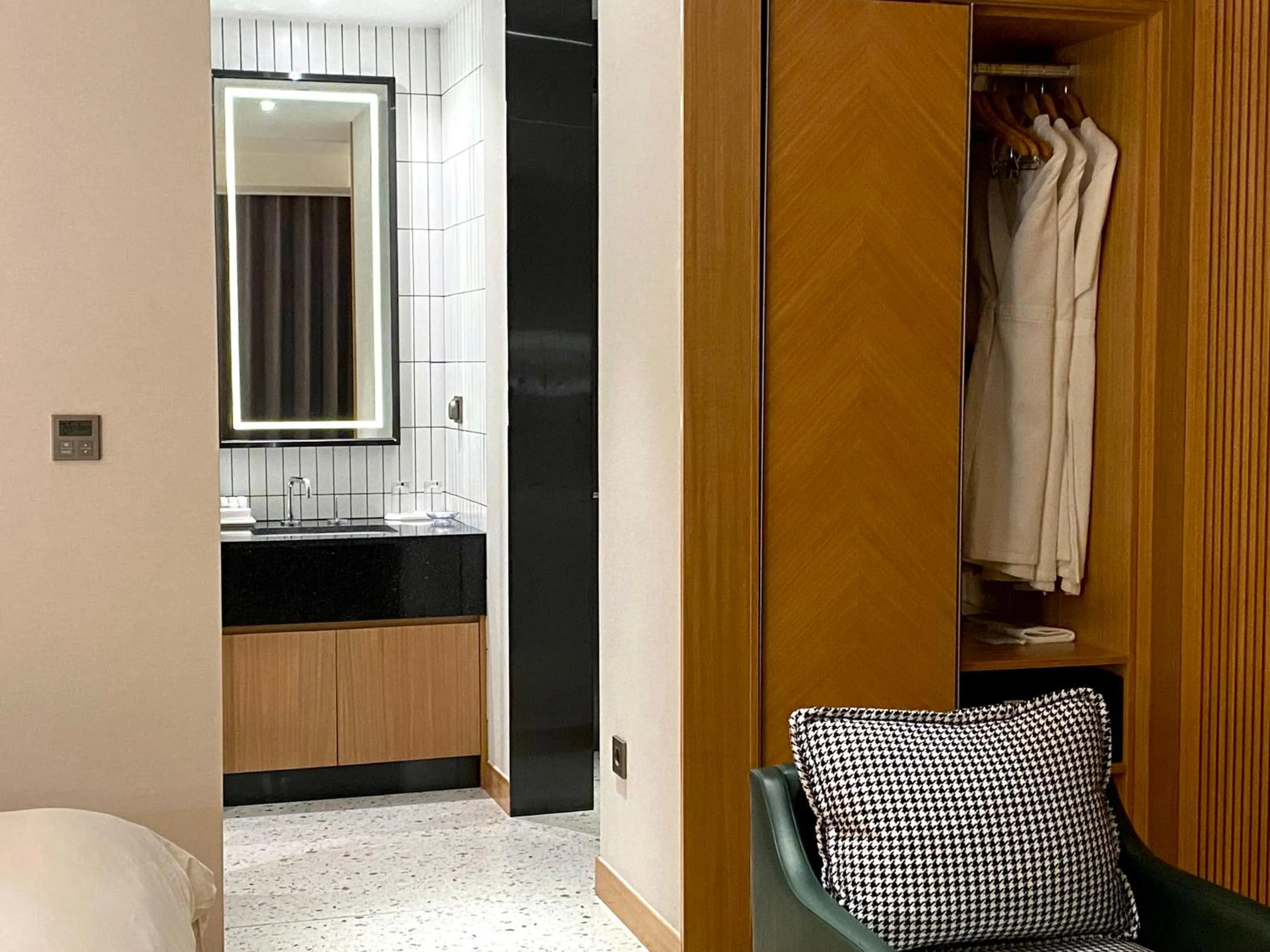 wardrobe, Bed in Hotel Avenue