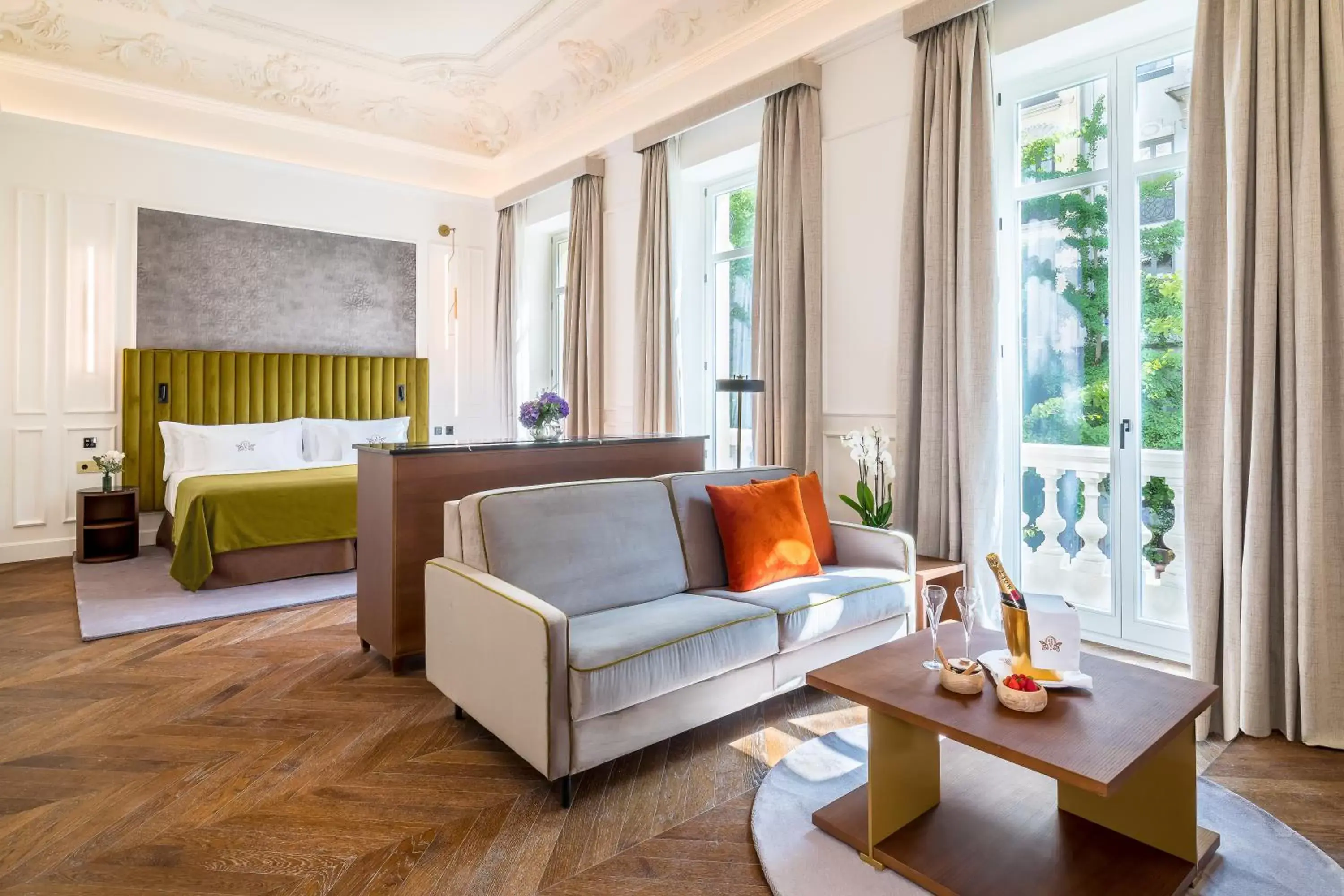 Bed, Seating Area in Palacio Gran Vía, a Royal Hideaway Hotel