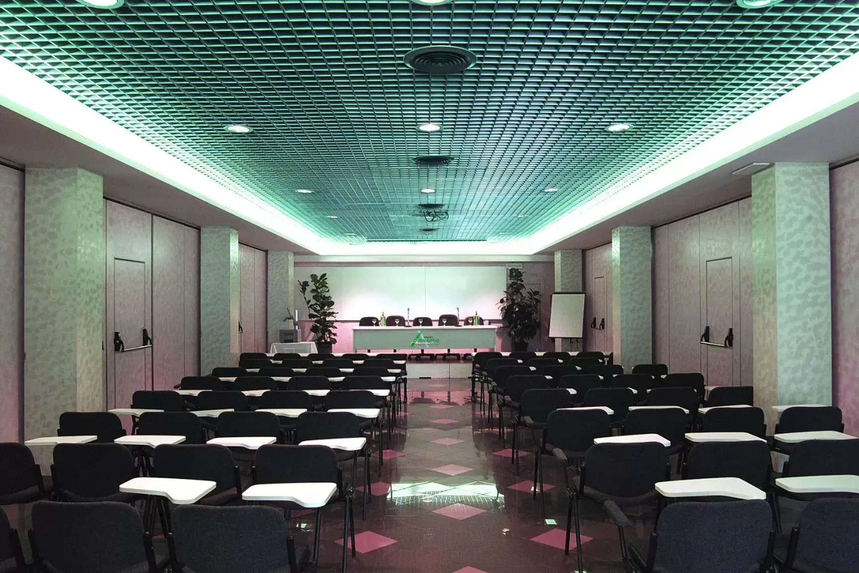 Business facilities, Business Area/Conference Room in Hotel Aurora