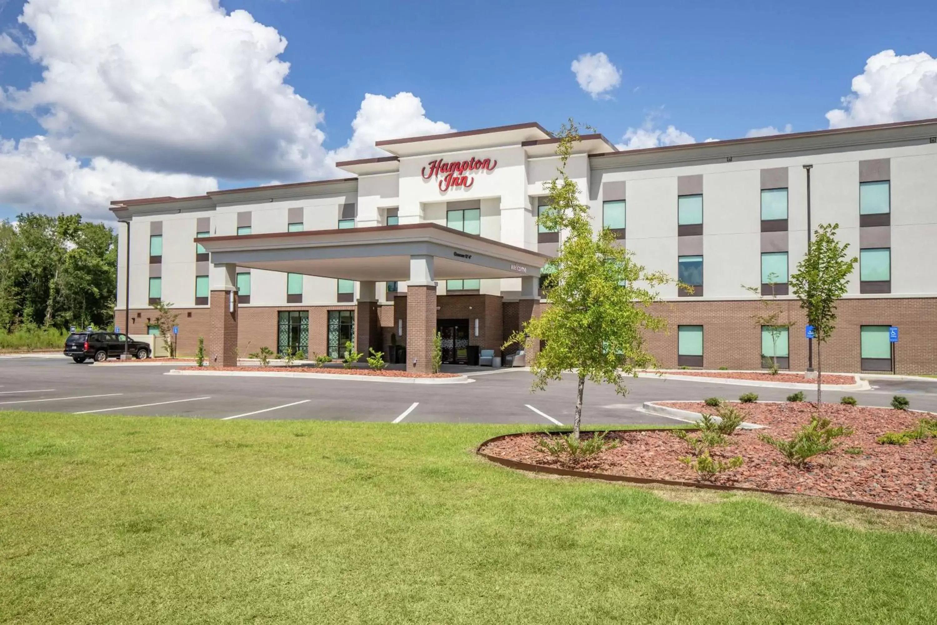 Property building in Hampton Inn Camden, SC Property building in Hampton Inn Camden, SC