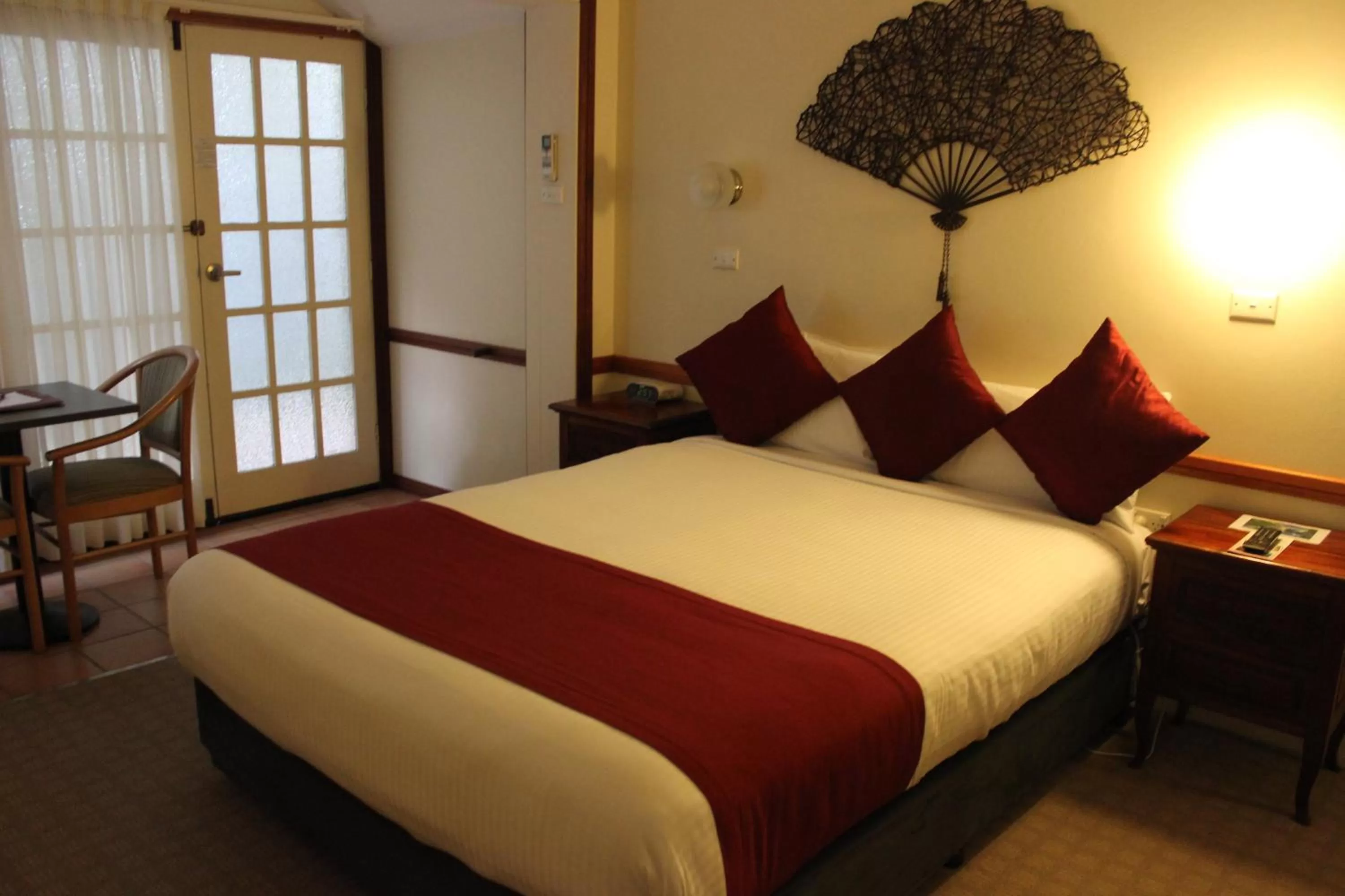 Bed in Three Explorers Motel