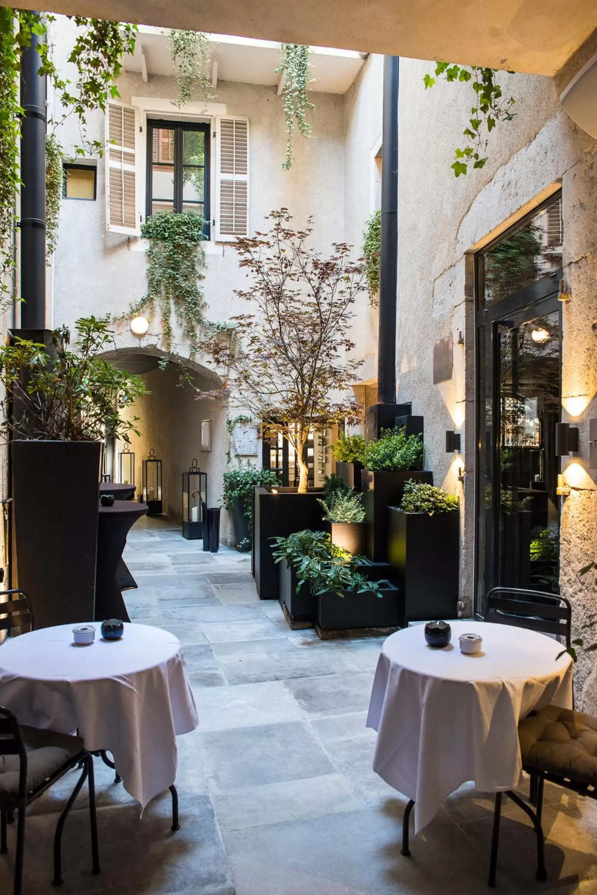 Patio, Restaurant/Places to Eat in Petit Hôtel Confidentiel