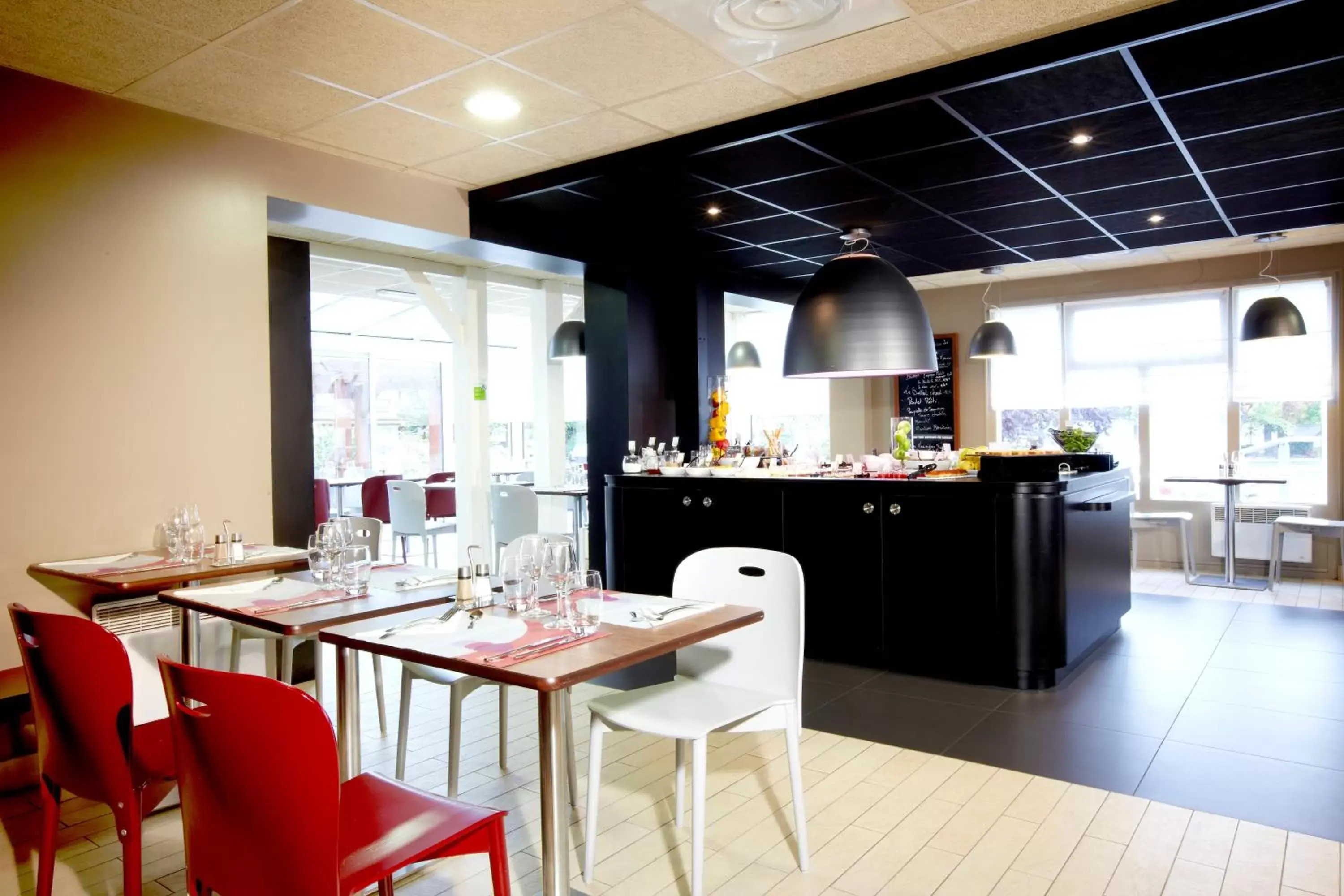 Restaurant/Places to Eat in Campanile Bordeaux Nord - Le Lac