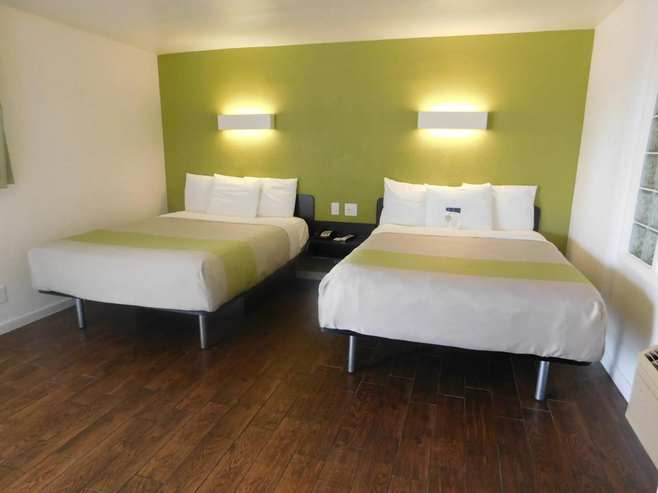 Bed in Fisherman's Cove Inn