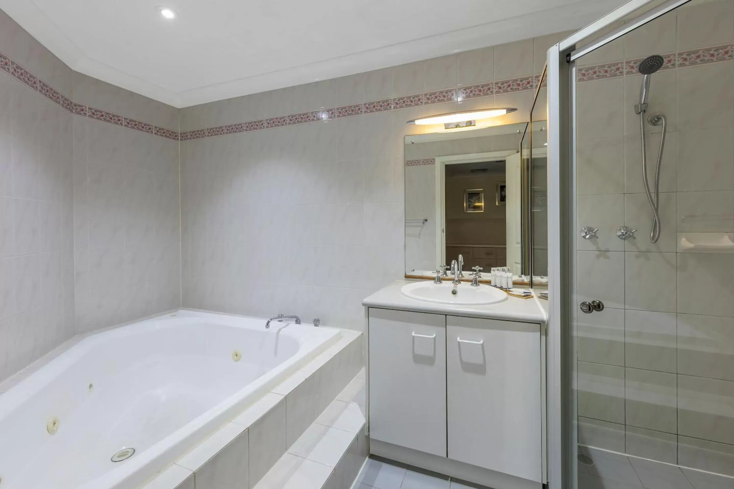 Bath, Bathroom in Adelaide Granada Motor Inn