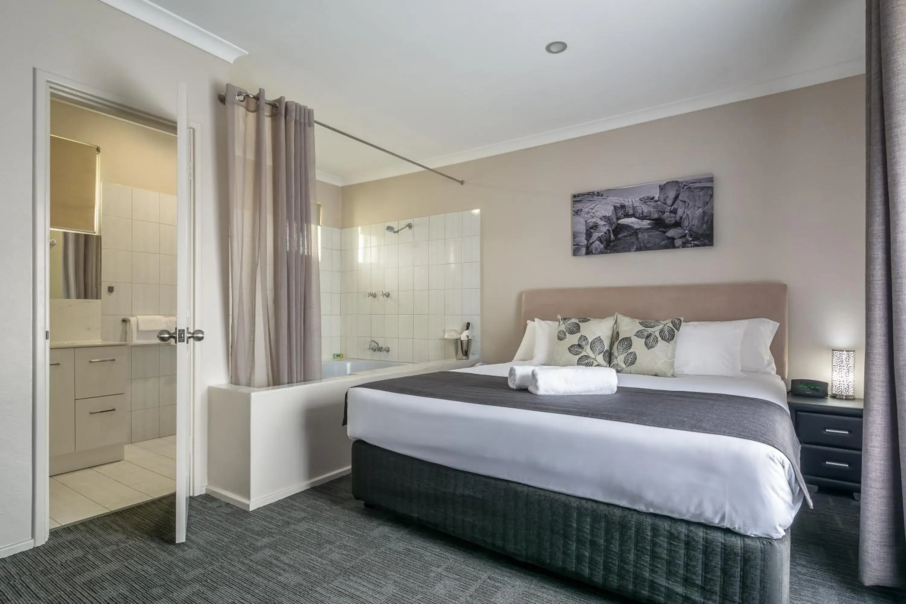 Shower, Bed in Ace Accommodation Albany