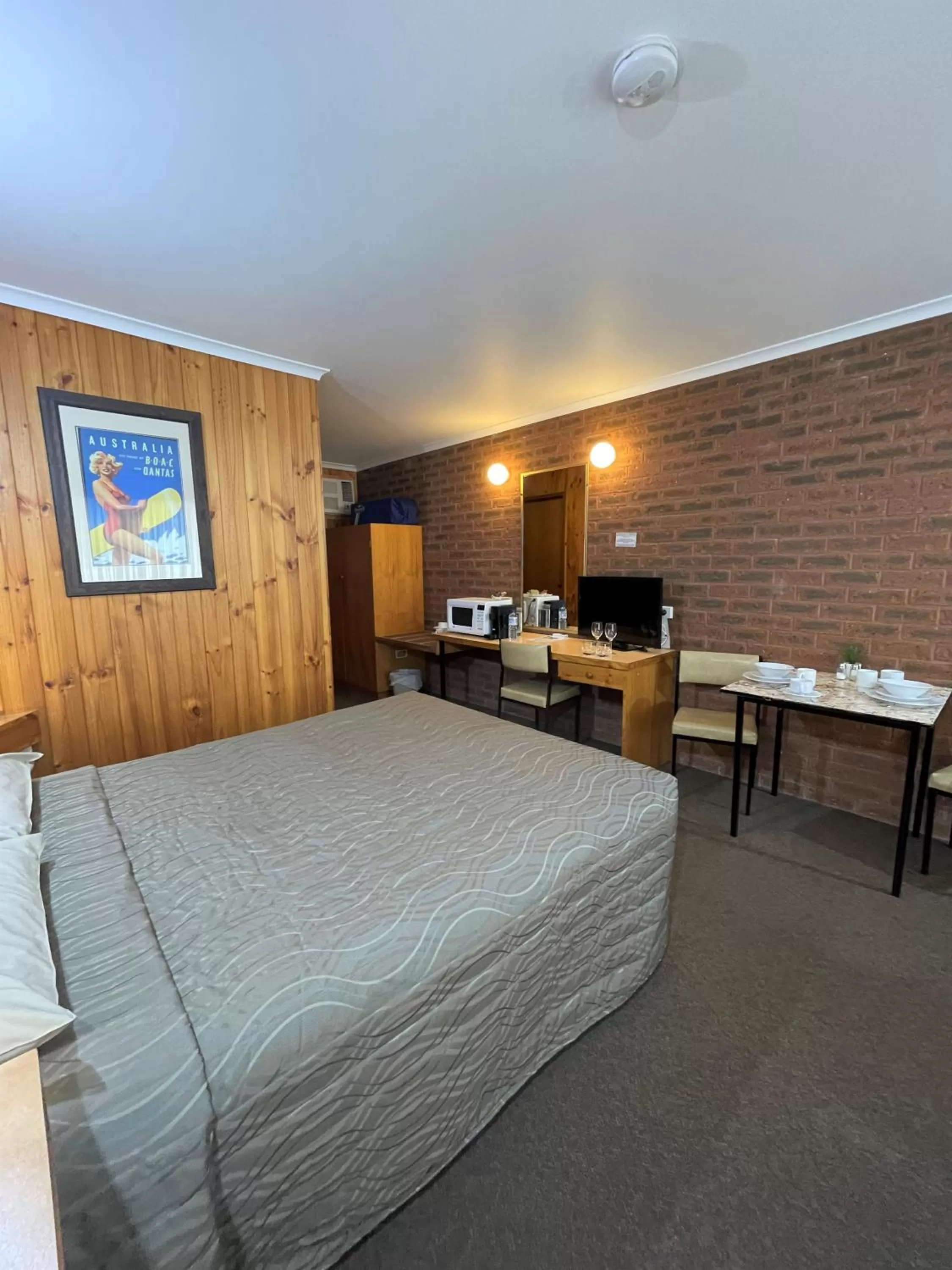 Standard Queen Room in Country Roads Motor Inn