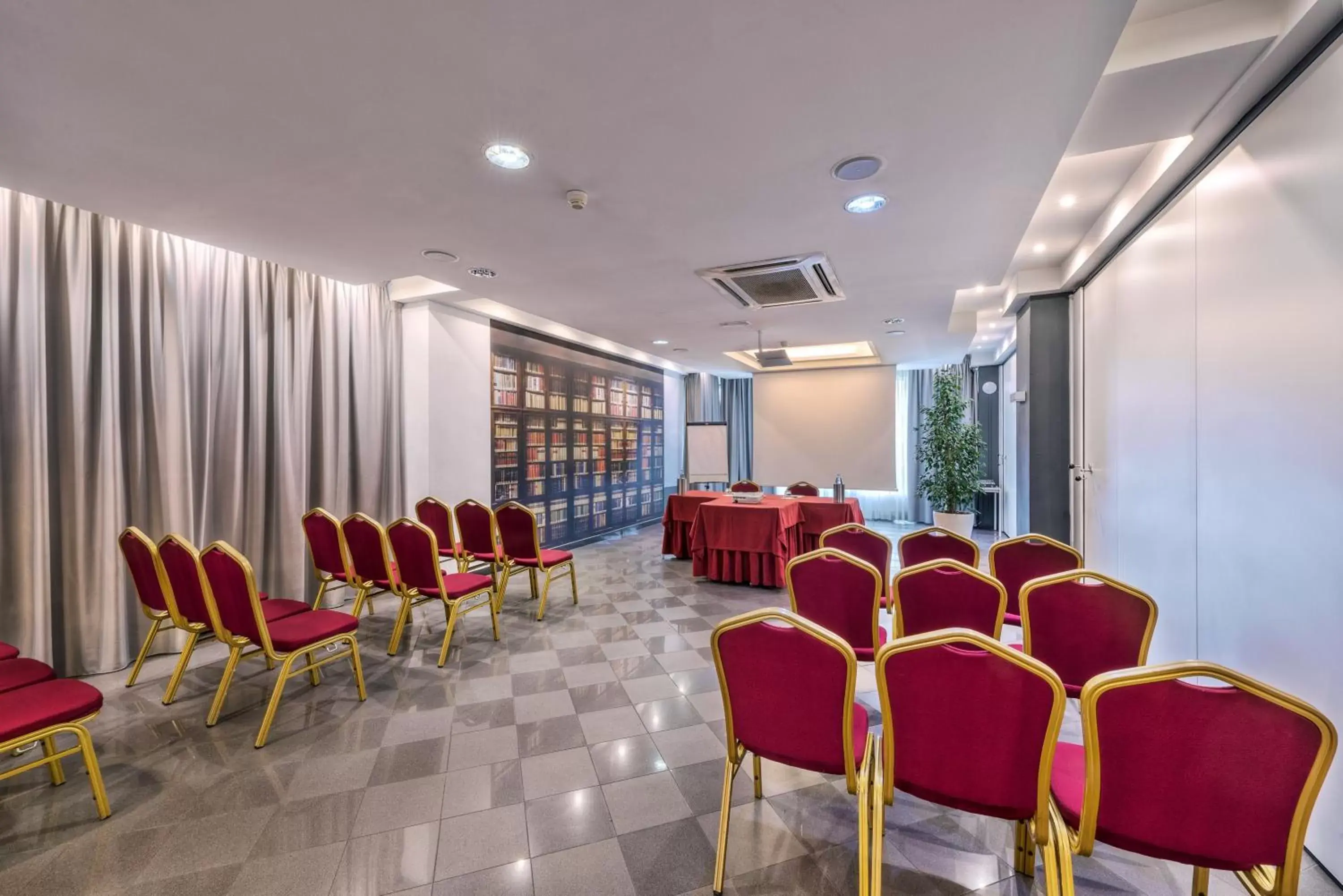 Meeting/conference room in iH Hotels Bologna Amadeus