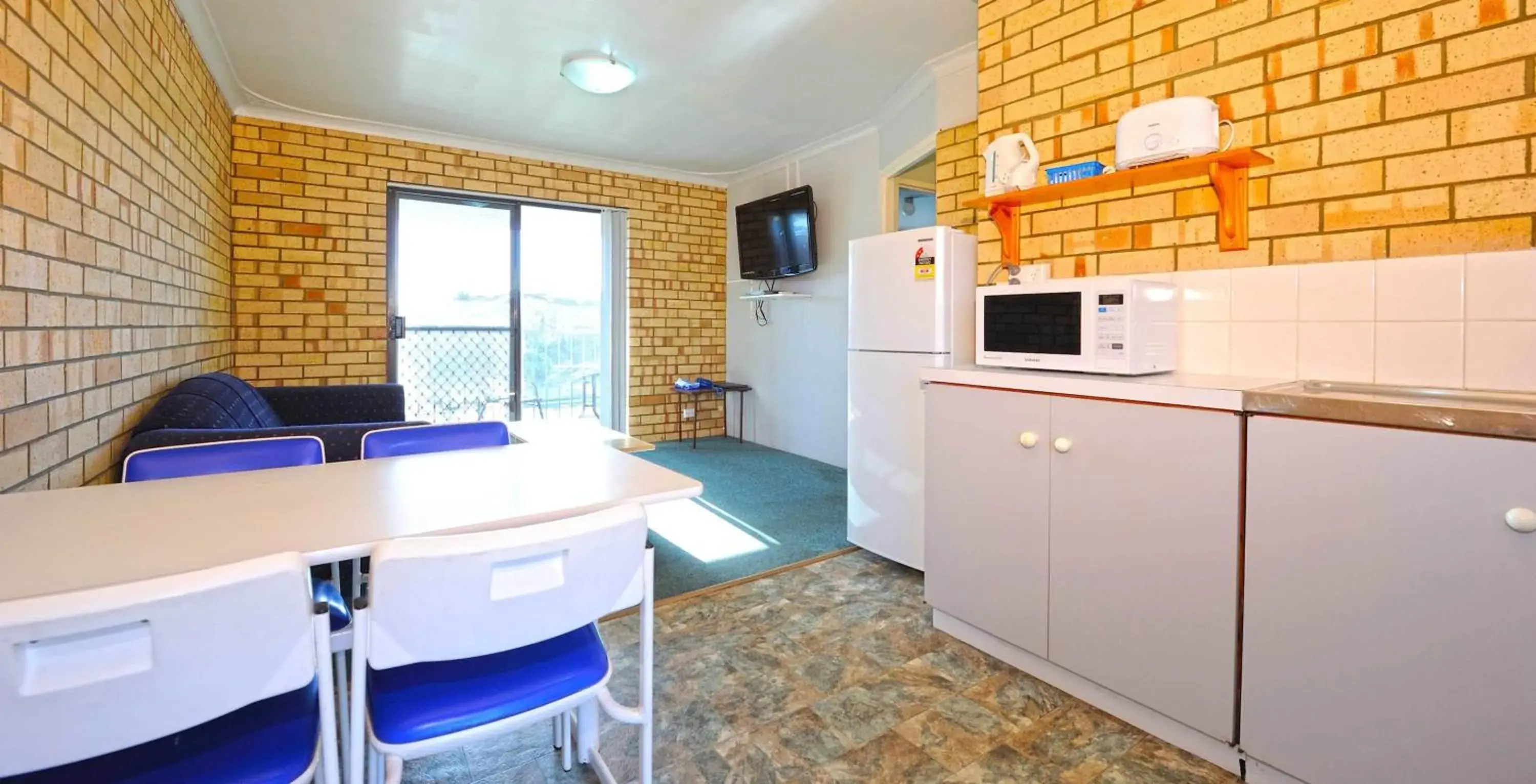 Day, Kitchen/Kitchenette in Abrolhos Reef Lodge