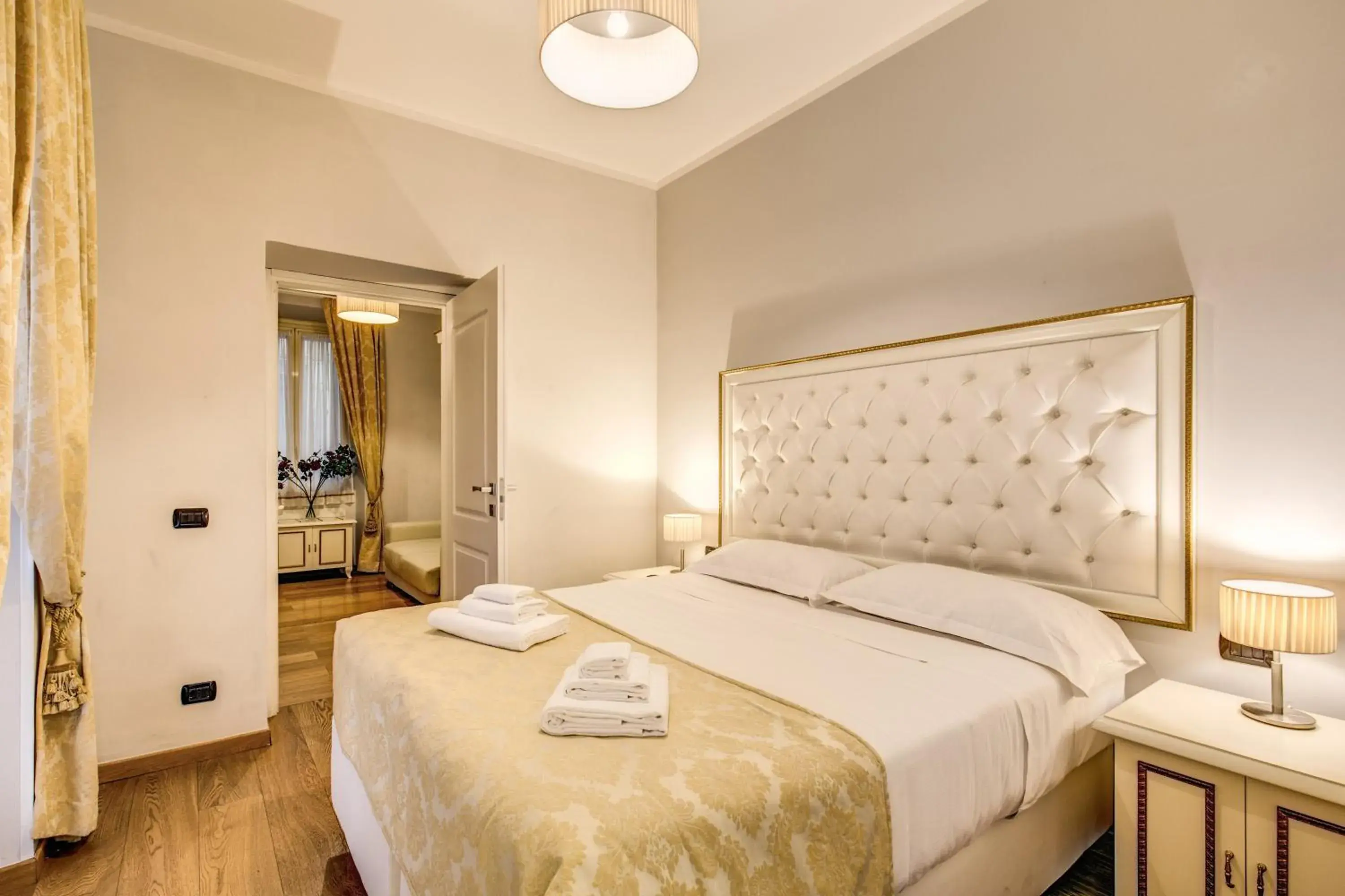 Photo of the whole room, Bed in Gravina Suite Frattina