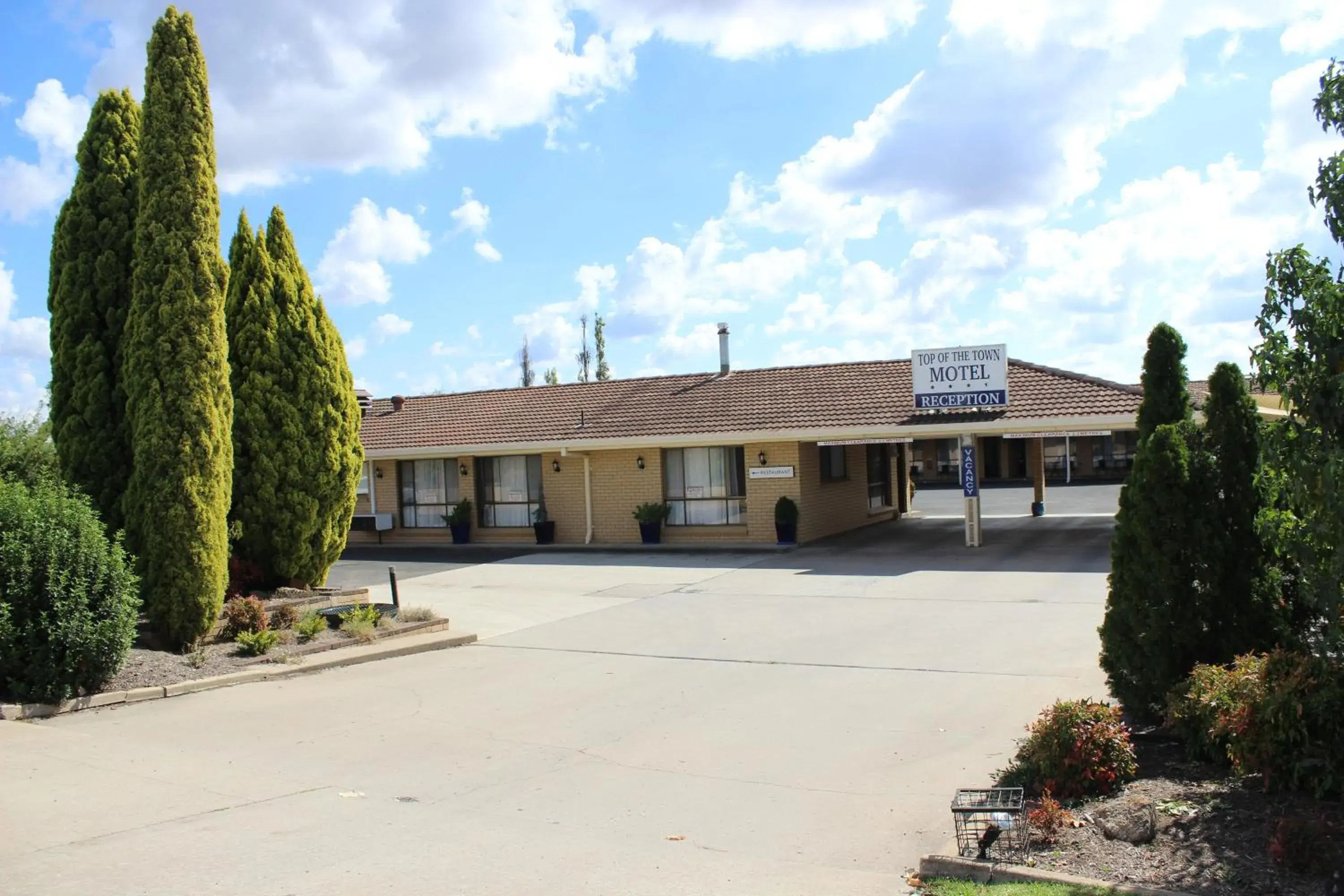 Facade/entrance, Property Building in Top of the Town Motel