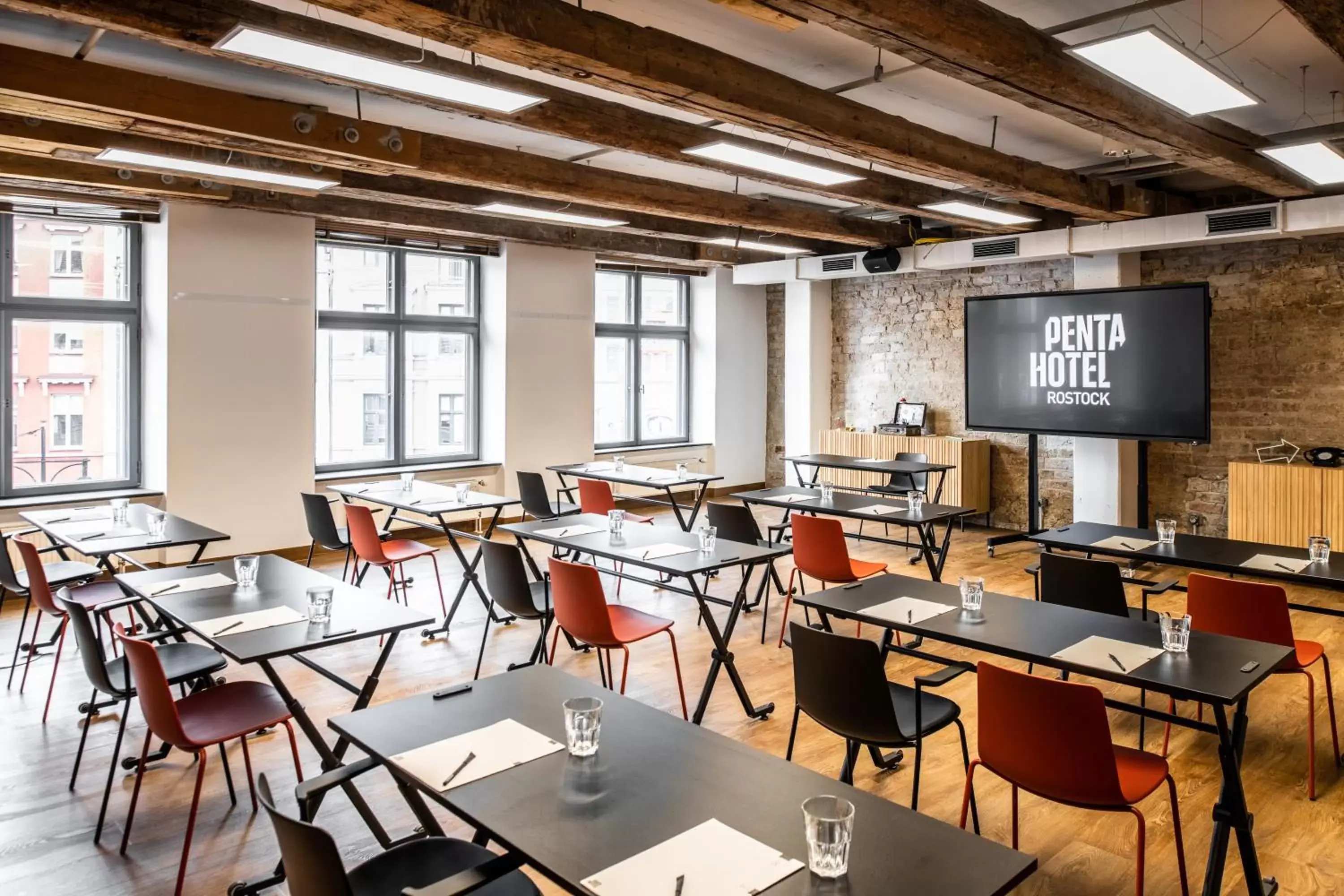 Meeting/conference room, Restaurant/Places to Eat in Pentahotel Rostock