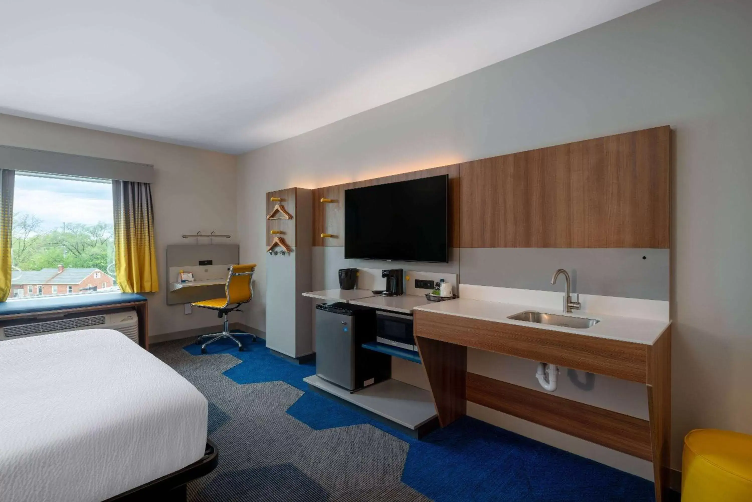 Bed, TV/Entertainment Center in Microtel Inn & Suites by Wyndham Winchester