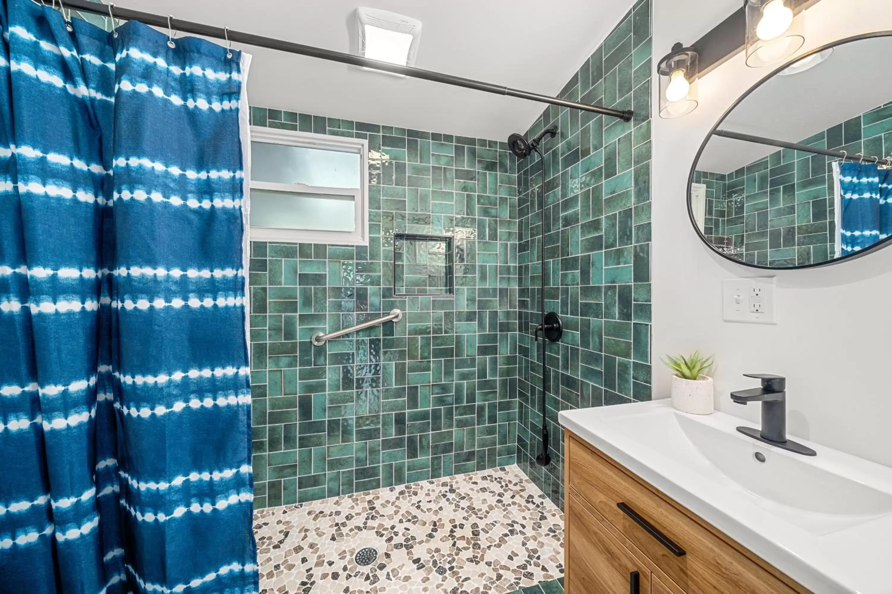 Shower, Bathroom in CedarWood Inn