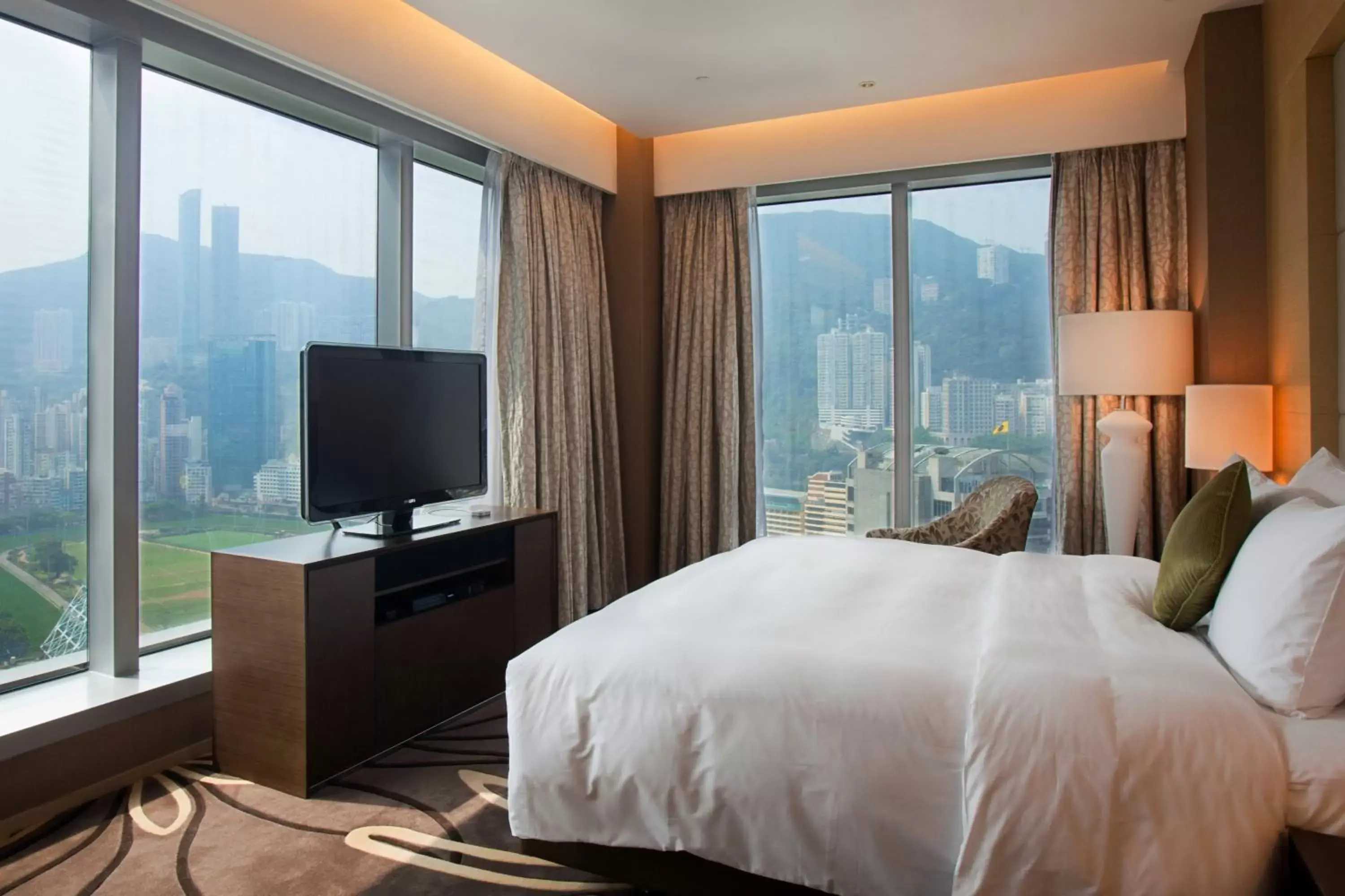 Bed, TV/Entertainment Center in Crowne Plaza Hong Kong Causeway Bay, an IHG Hotel