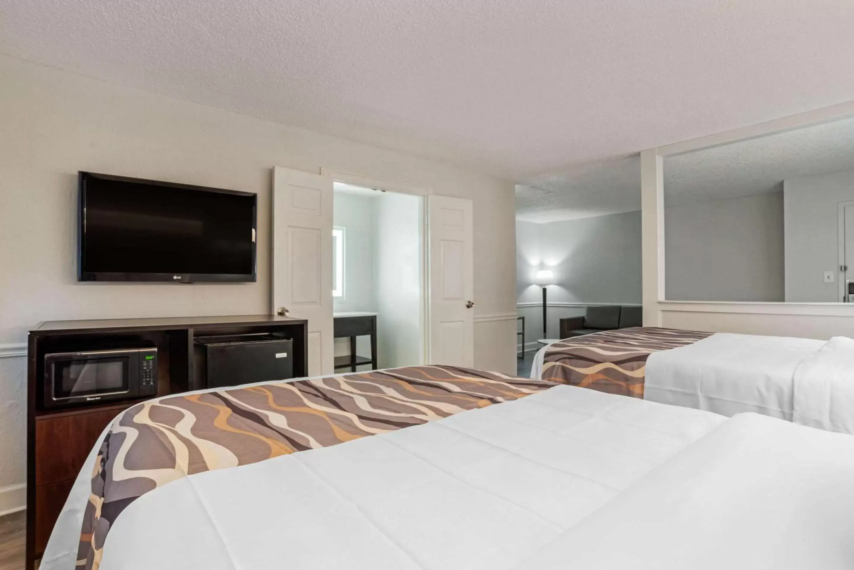 Photo of the whole room, Bed in Baymont by Wyndham Montgomery AL