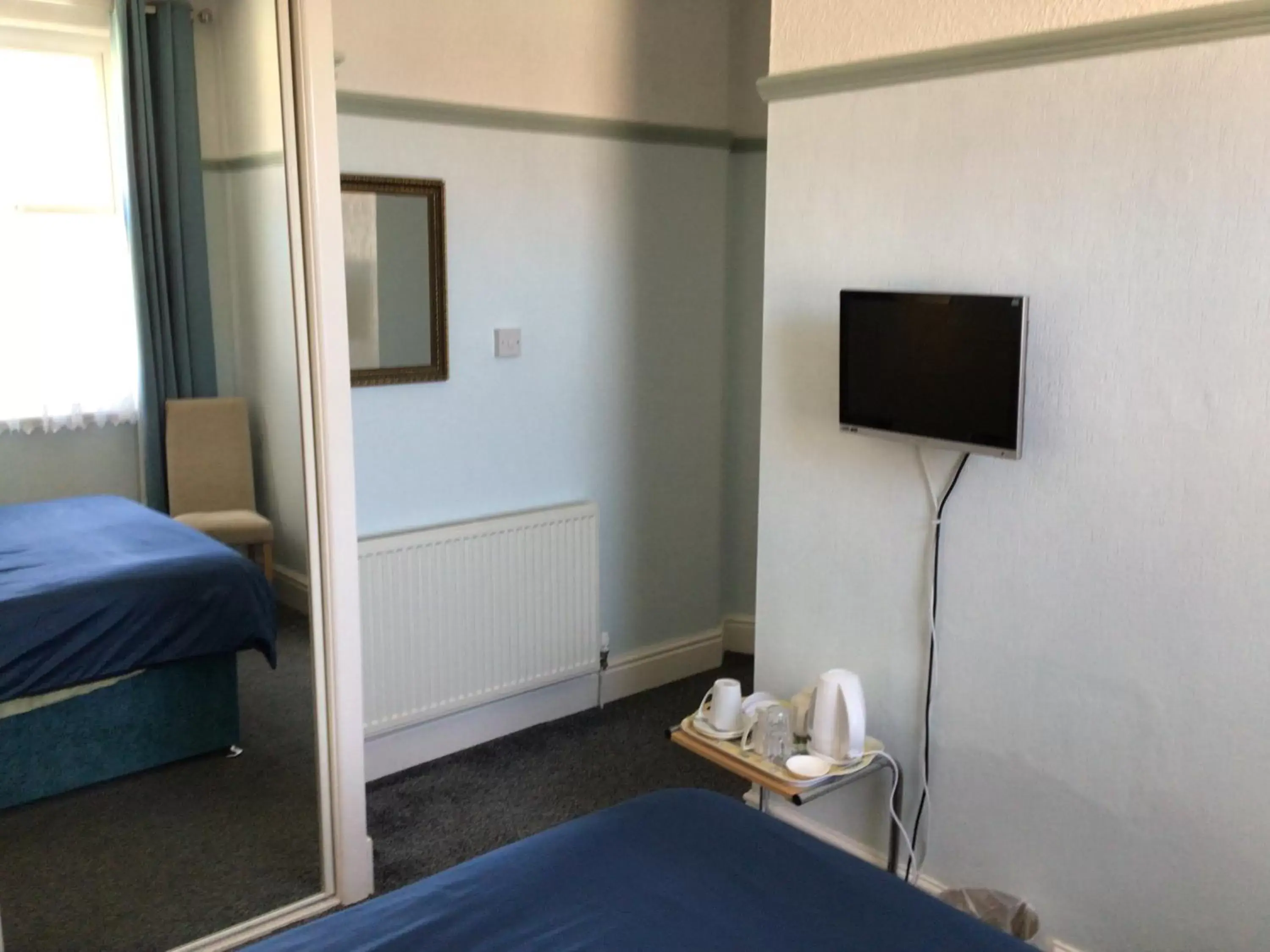 TV and multimedia, TV/Entertainment Center in Southbourne Guest House