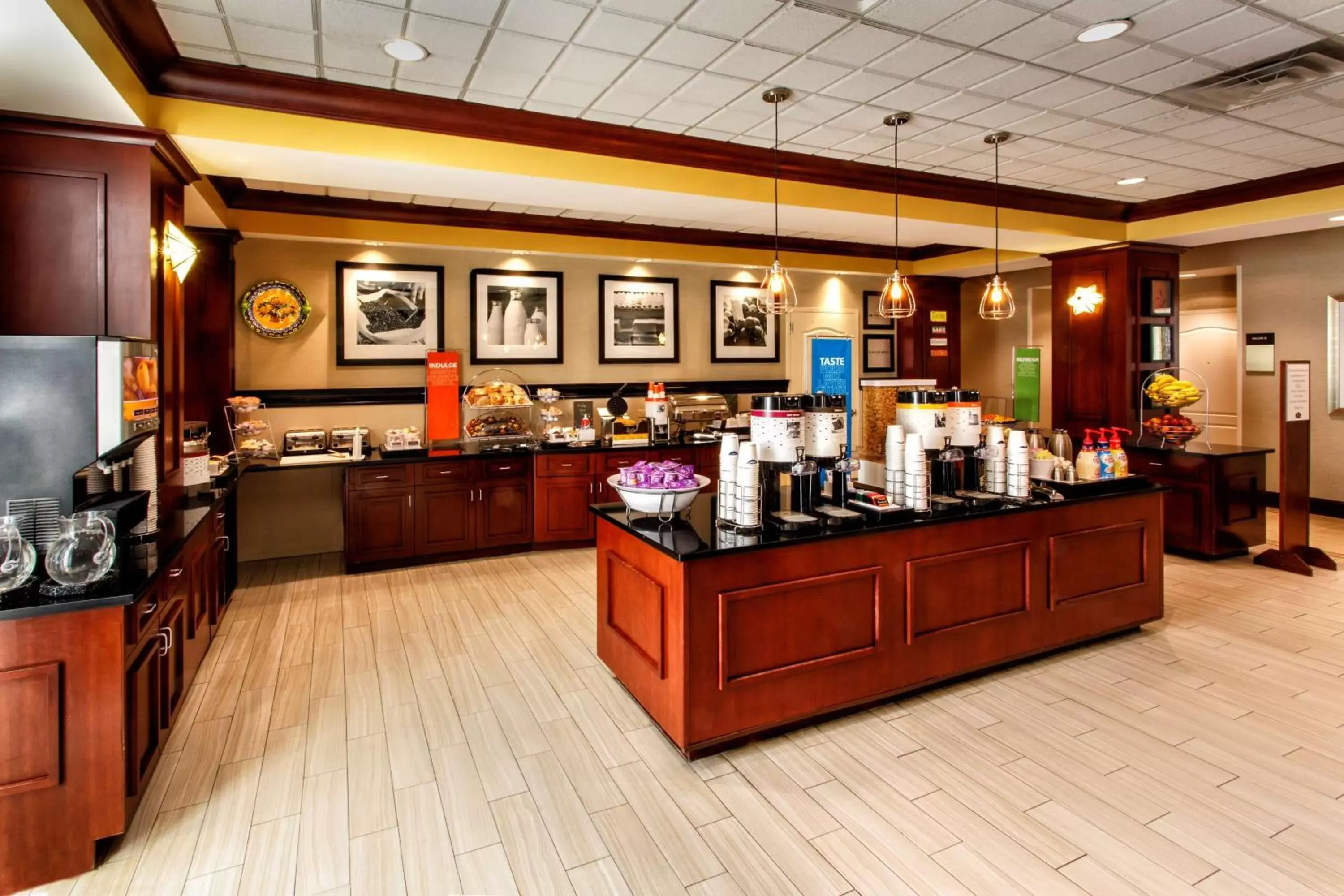 Dining area, Restaurant/Places to Eat in Hampton Inn & Suites Staten Island